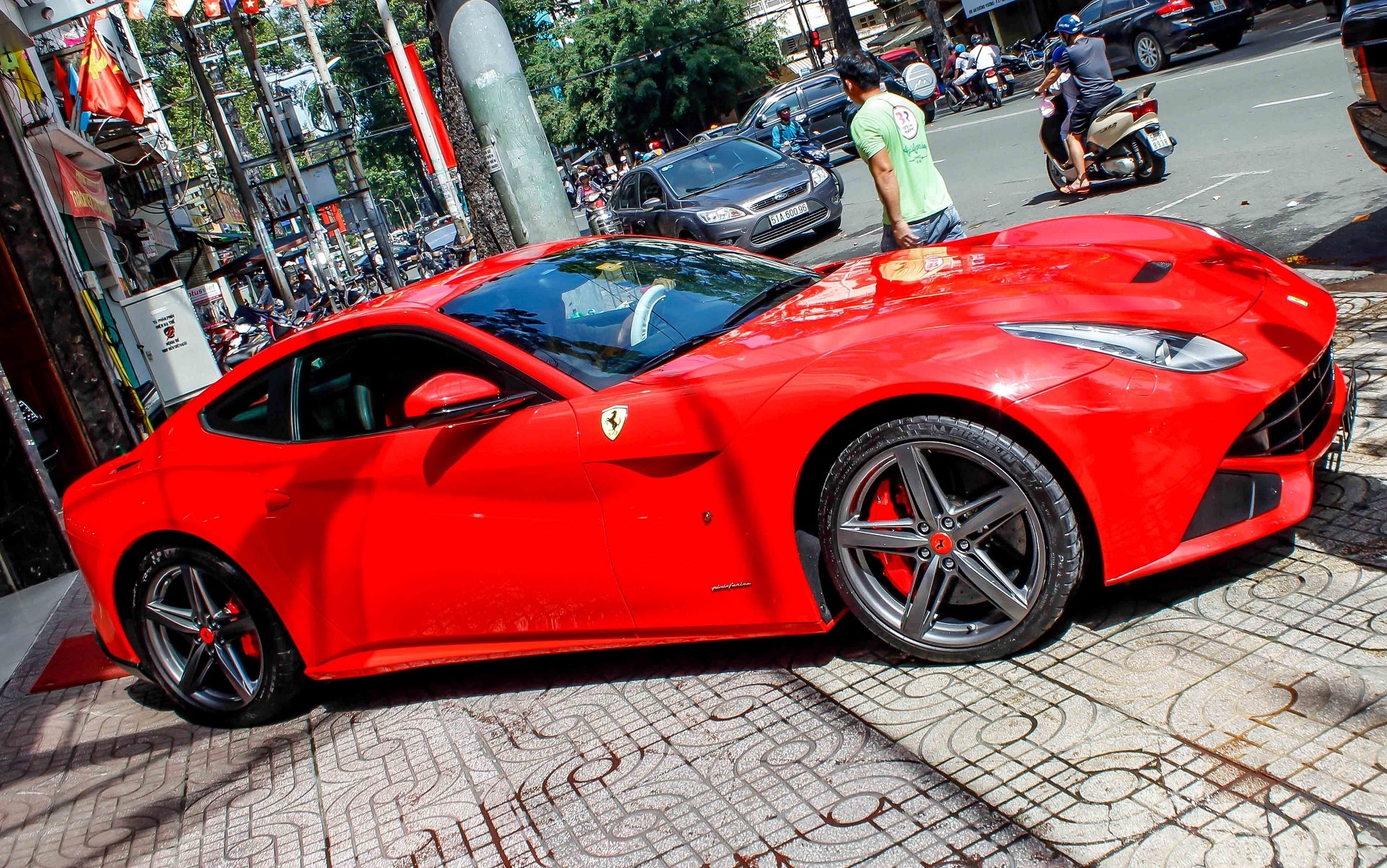 sieu xe Ferrari F12 ve Viet Nam anh 2