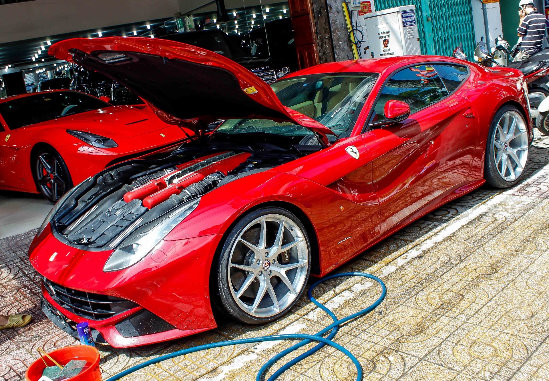 Sieu xe Ferrari F12 phien ban do ve Viet Nam hinh anh