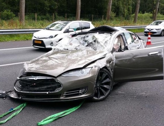 Tesla Model S bien thanh tui khi khong lo trong tai nan hinh anh