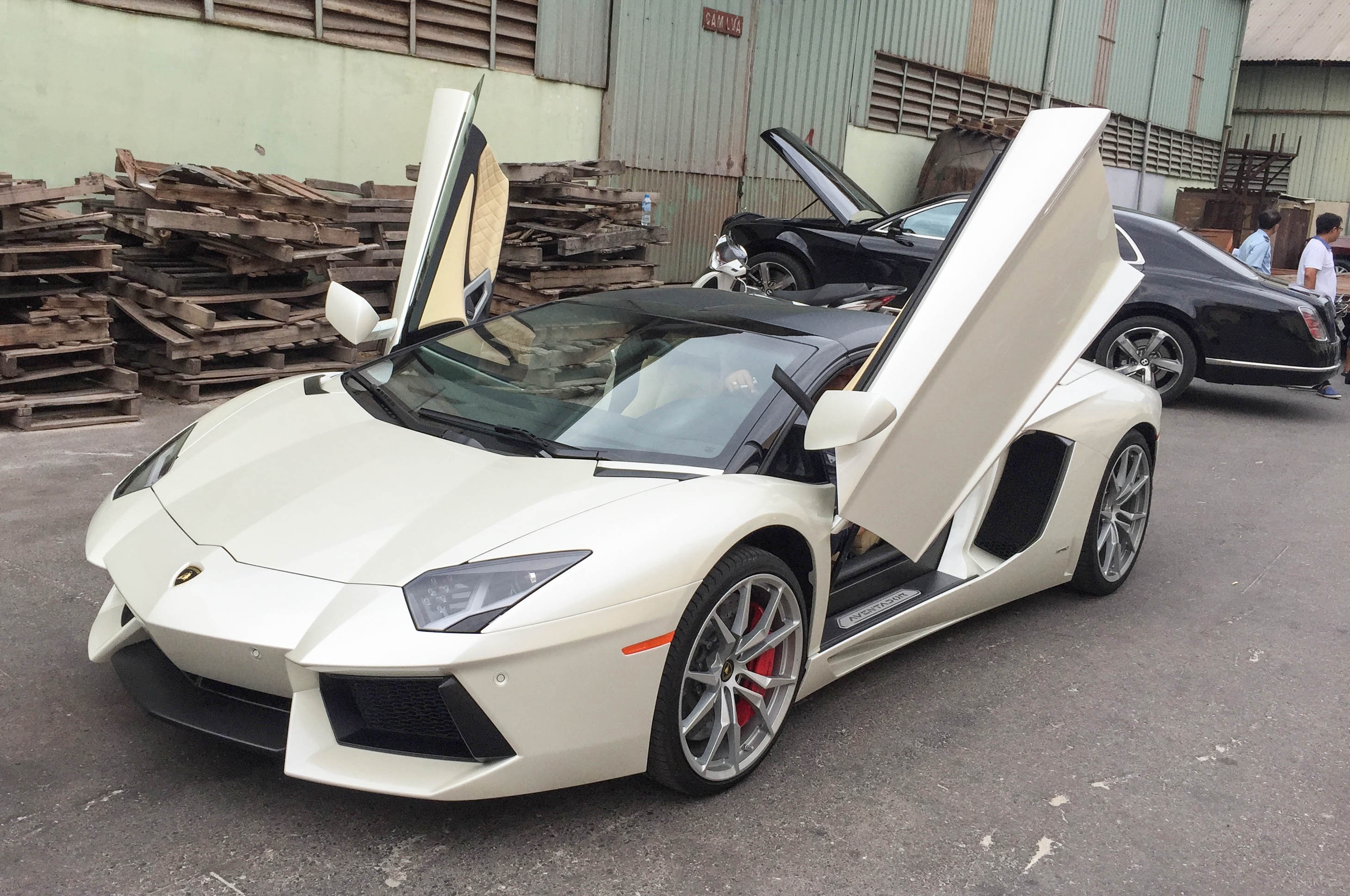 Lamborghini Aventador Roadster Da Nang anh 1