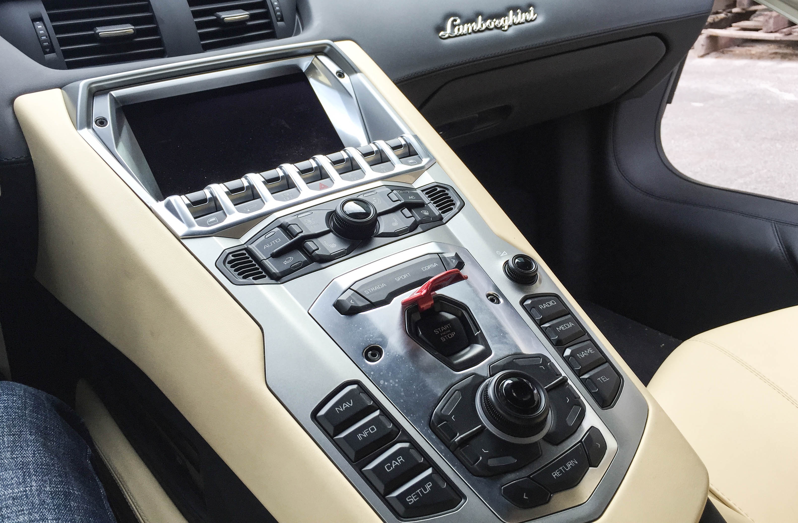 Lamborghini Aventador Roadster Da Nang anh 11