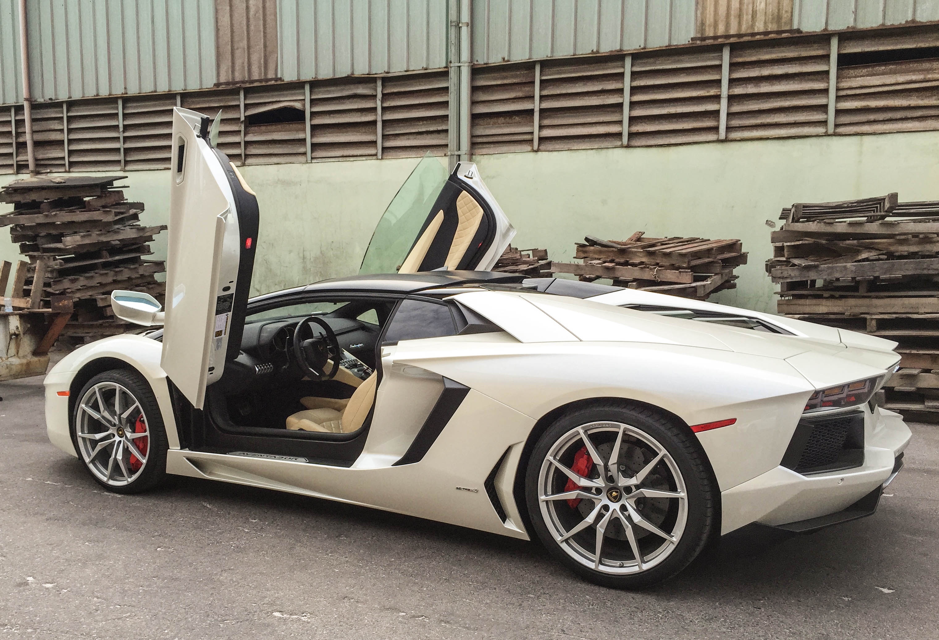 Lamborghini Aventador Roadster Da Nang anh 2