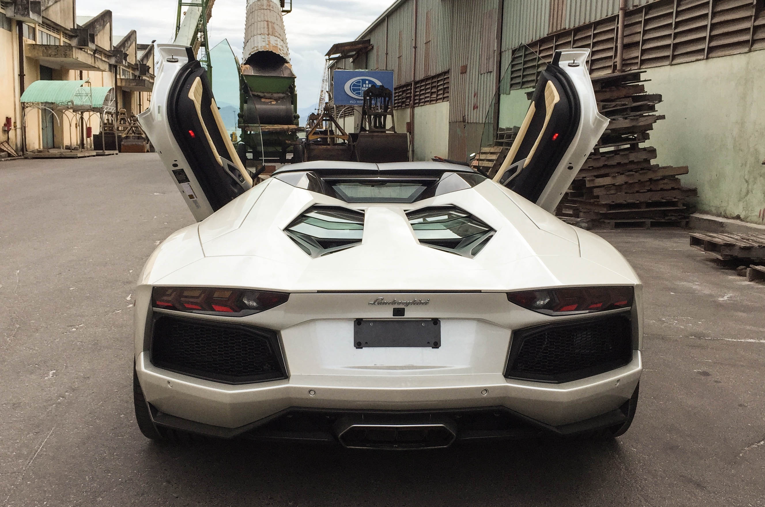 Lamborghini Aventador Roadster Da Nang anh 3