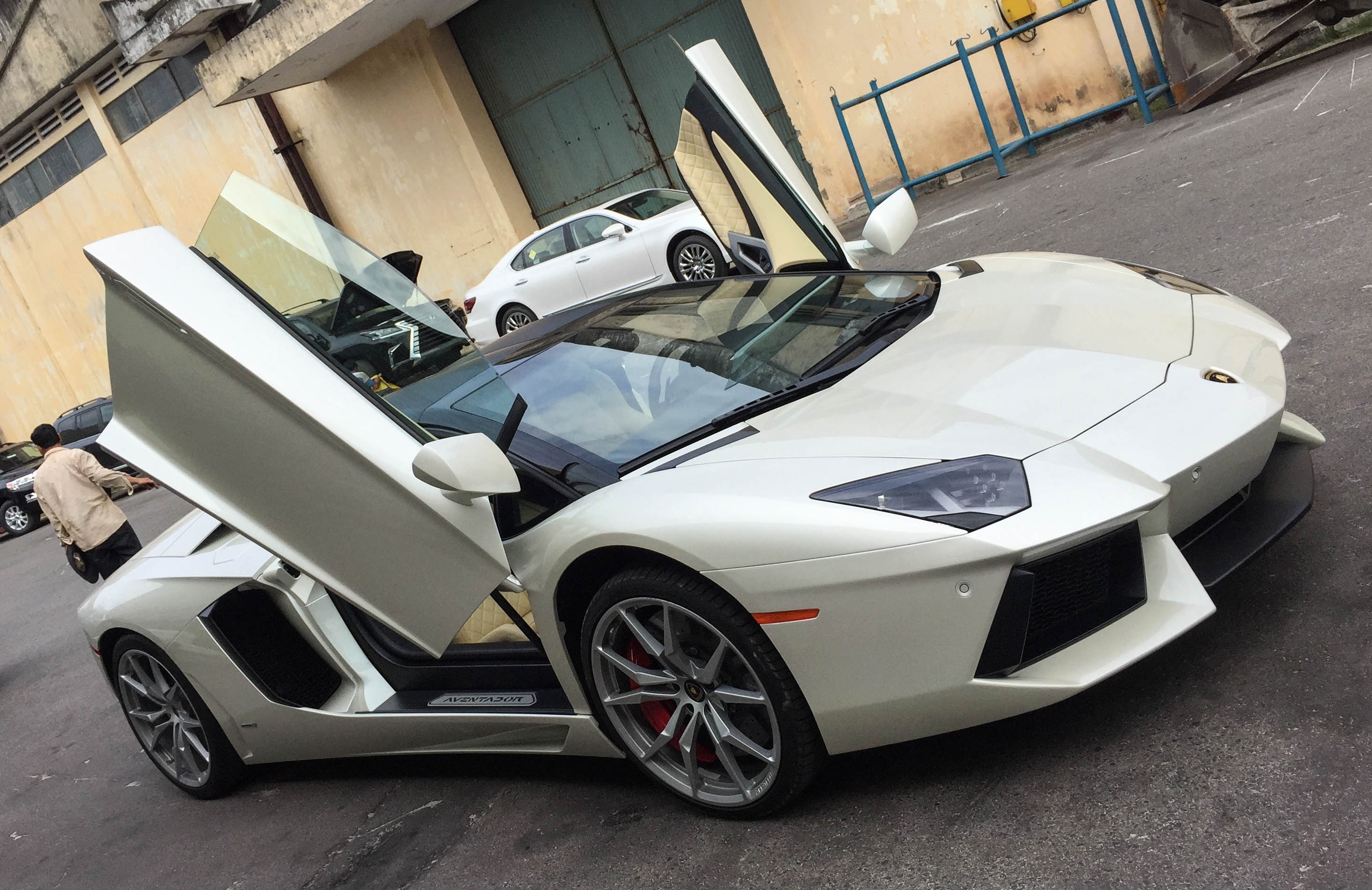 Lamborghini Aventador Roadster Da Nang anh 4