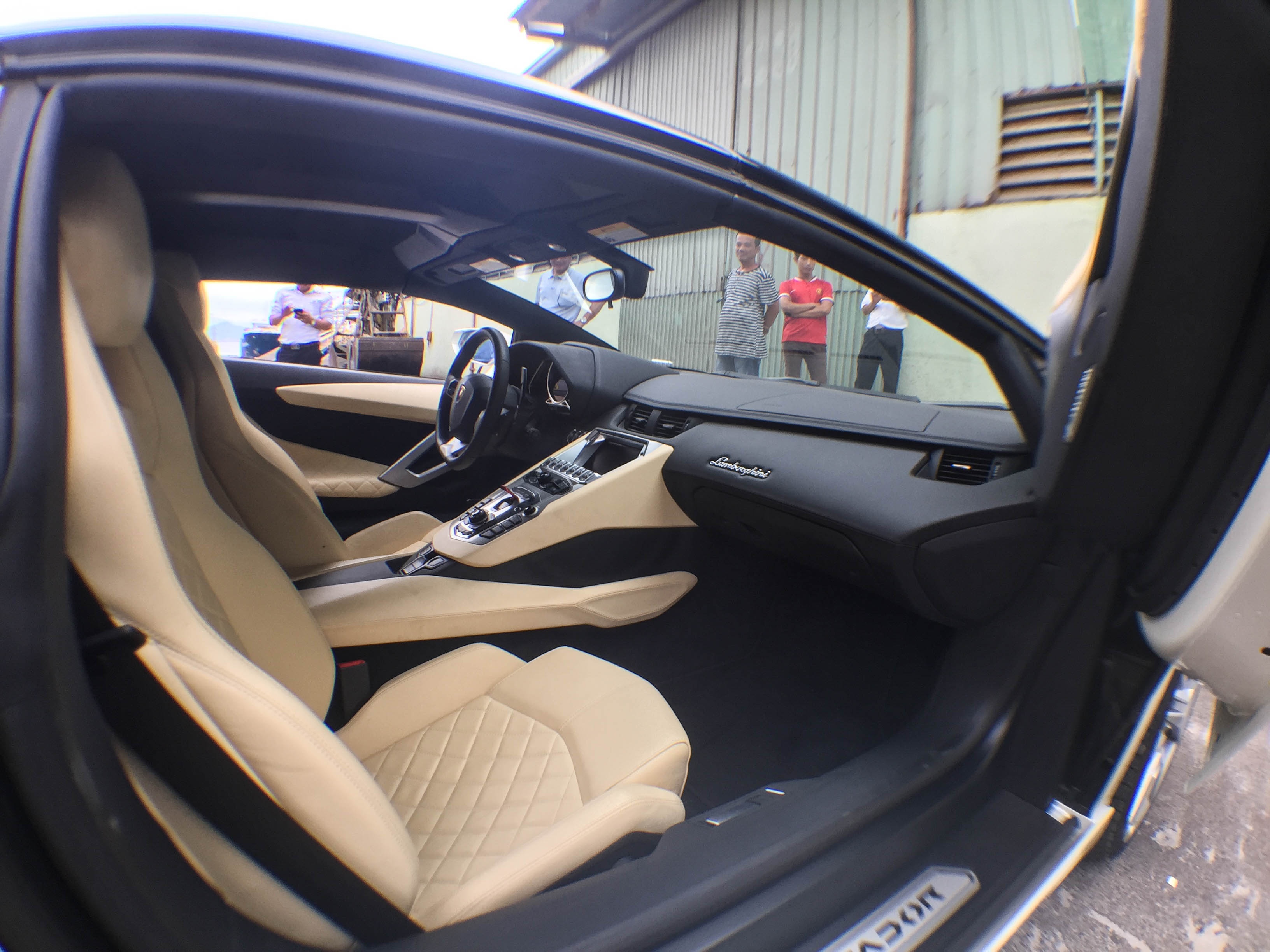 Lamborghini Aventador Roadster Da Nang anh 9