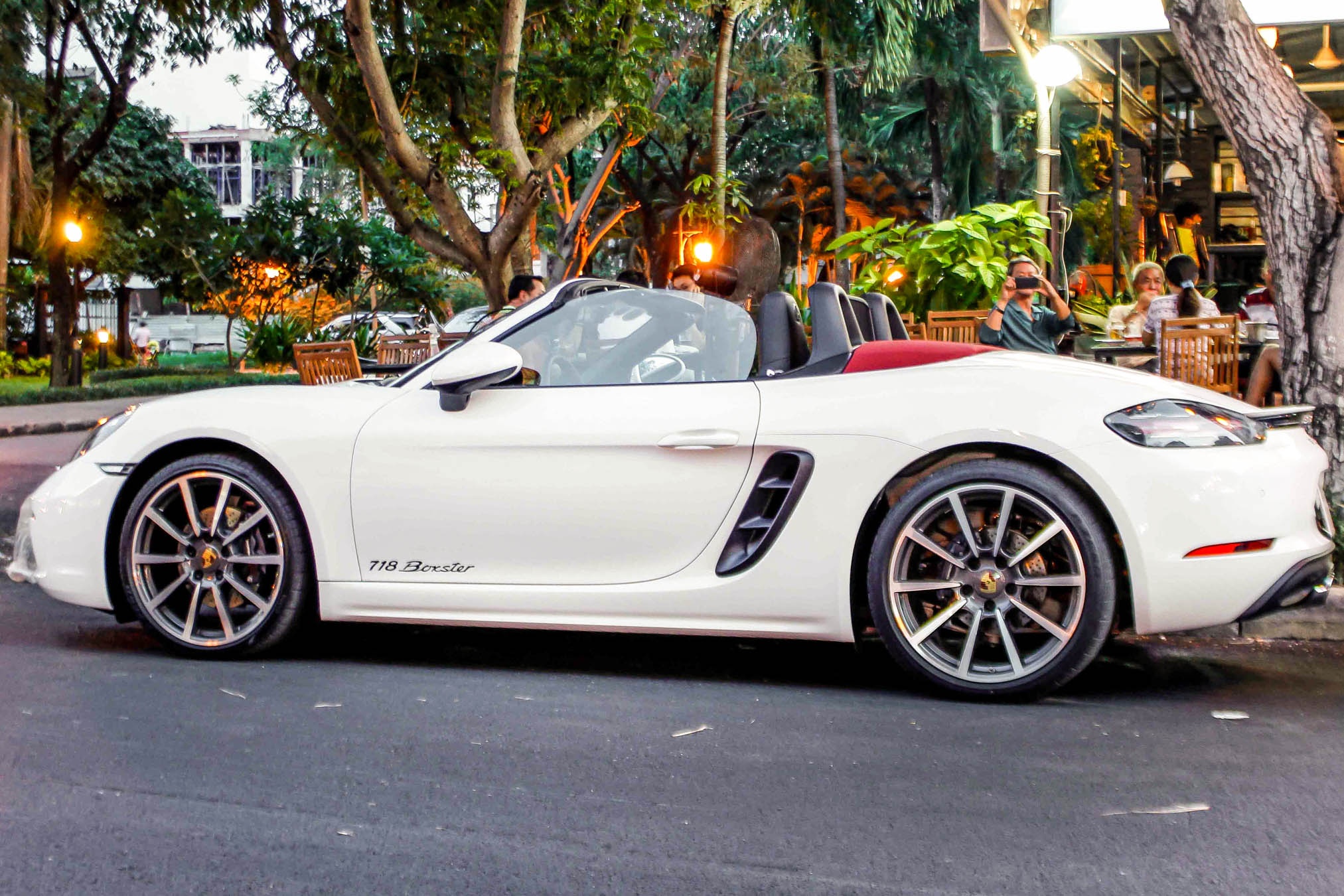 Xe the thao Porsche 718 Boxster dau tien o Sai Gon hinh anh