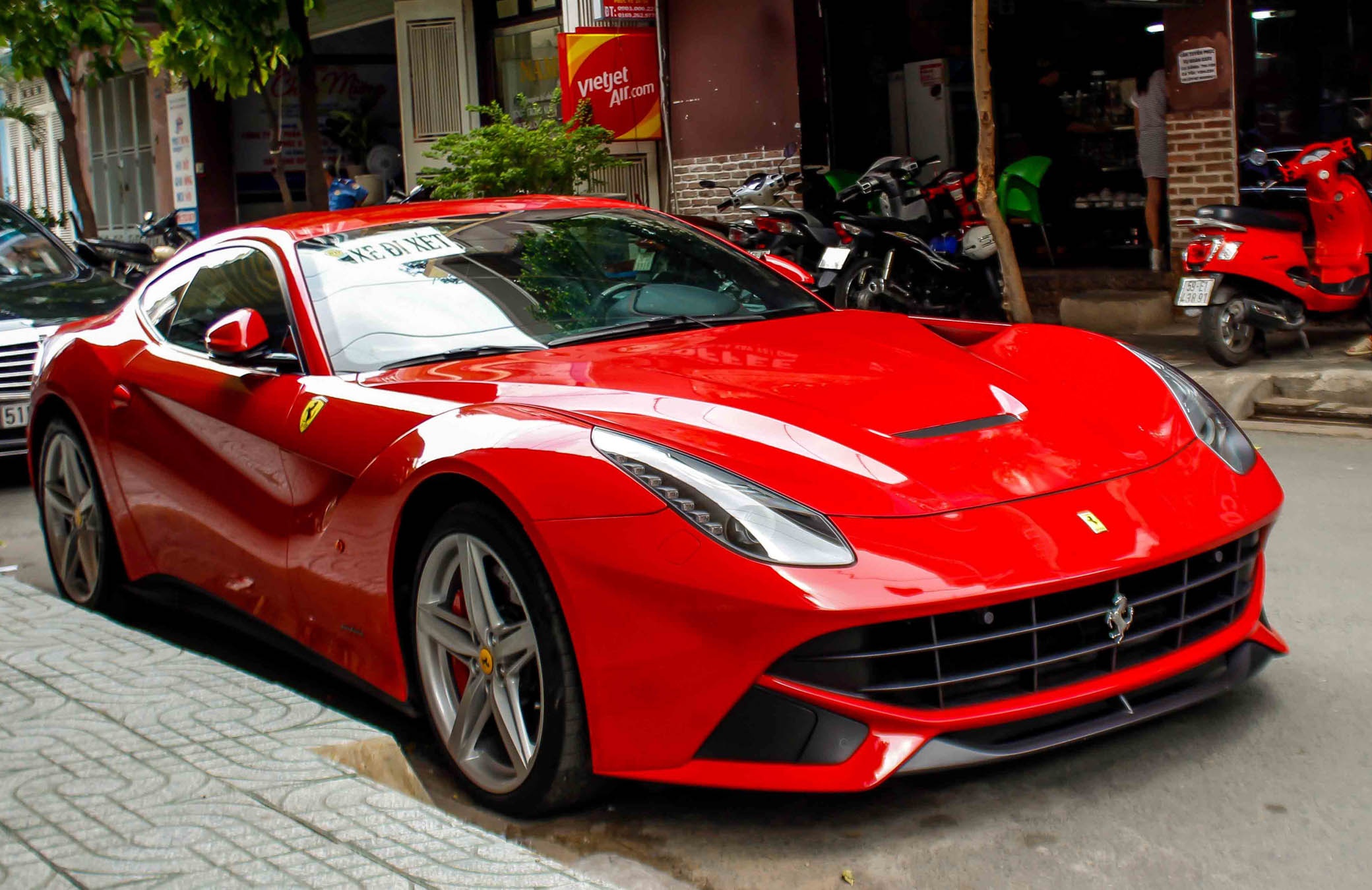 Ferrari F12 dau tien VN tim duoc chu sau gan 3 nam ve nuoc hinh anh