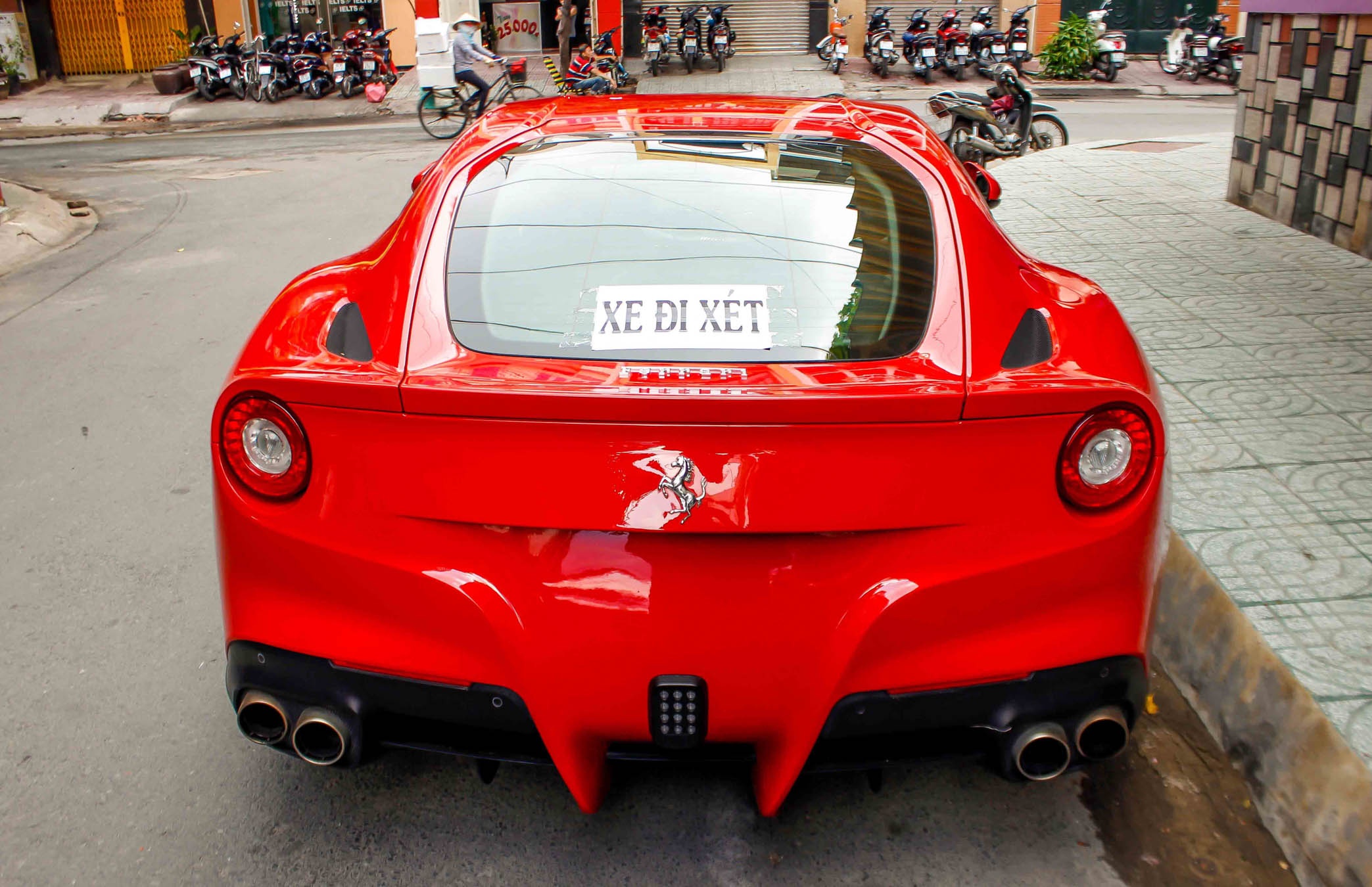 Ferrari F12 dau tien Viet Nam anh 3