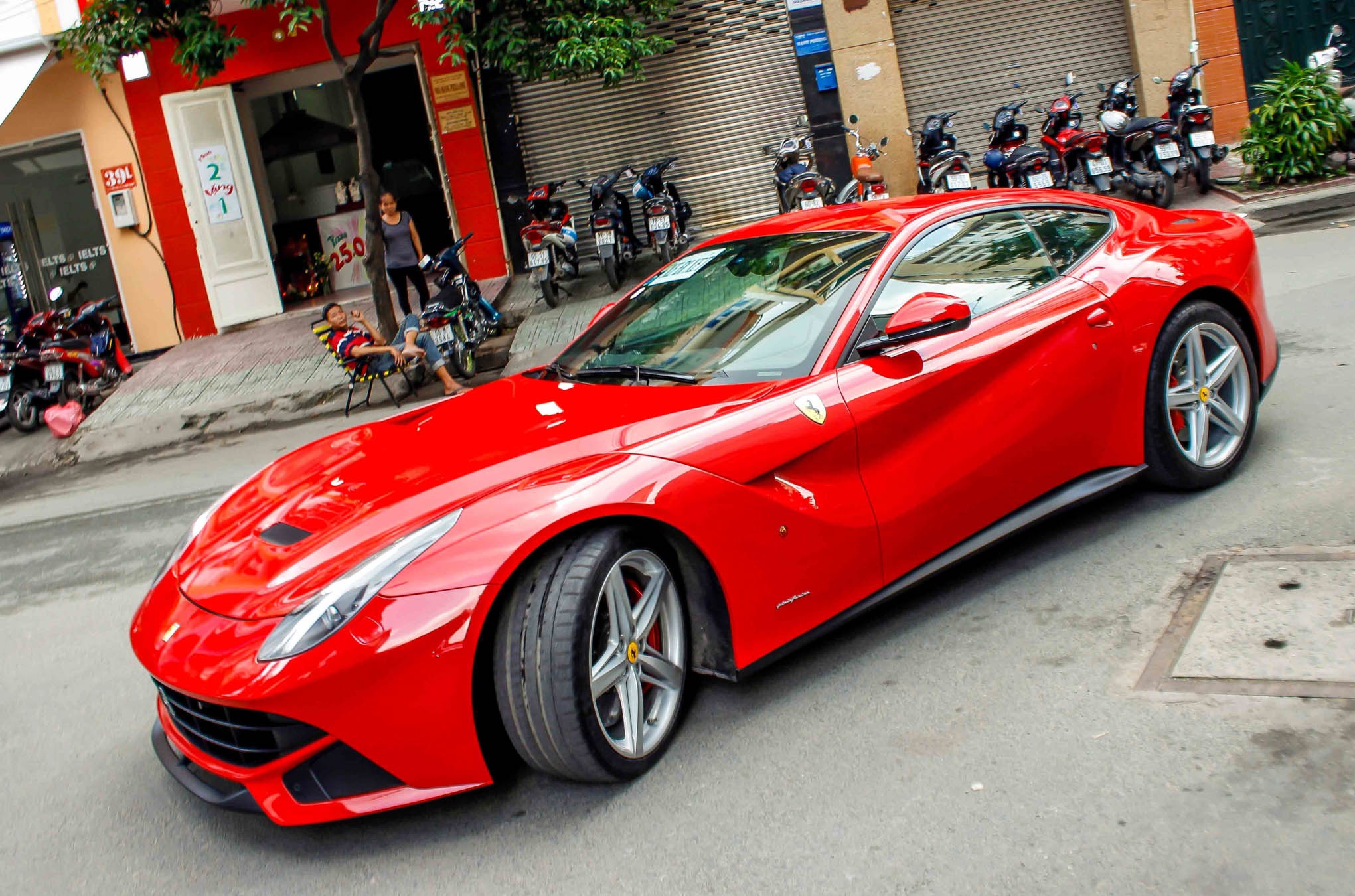 Ferrari F12 dau tien Viet Nam anh 9
