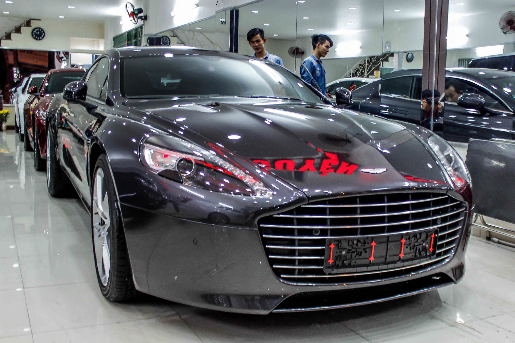 Sieu xe 4 cho ngoi Aston Martin Rapide S dau tien ve Sai Gon hinh anh