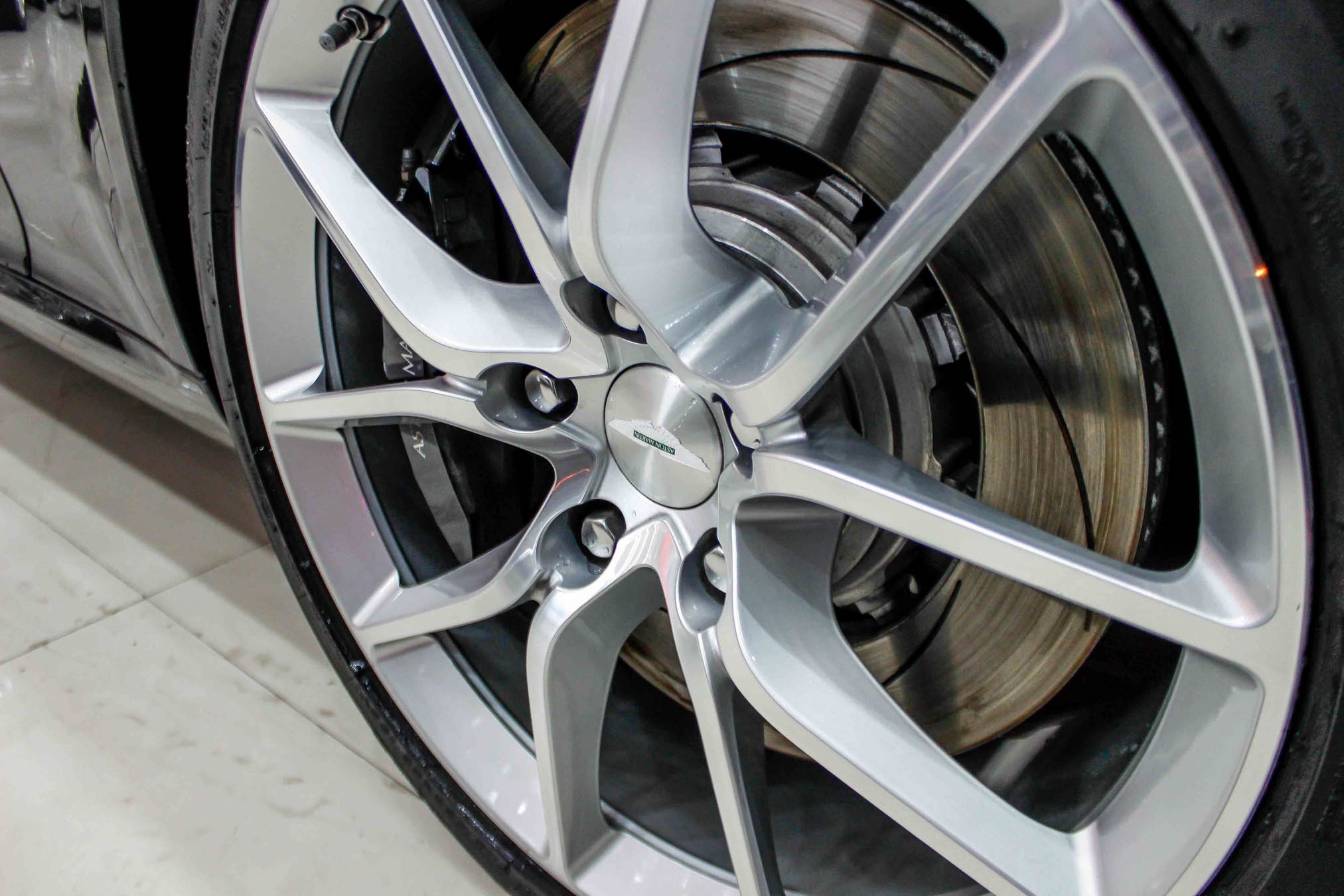 Aston Martin Rapide S tai Sai Gon anh 7