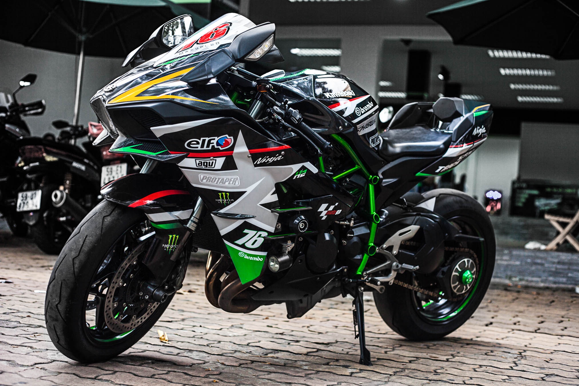 Sieu xe Kawasaki H2 tren 1 ty dong do decal o Sai Gon hinh anh