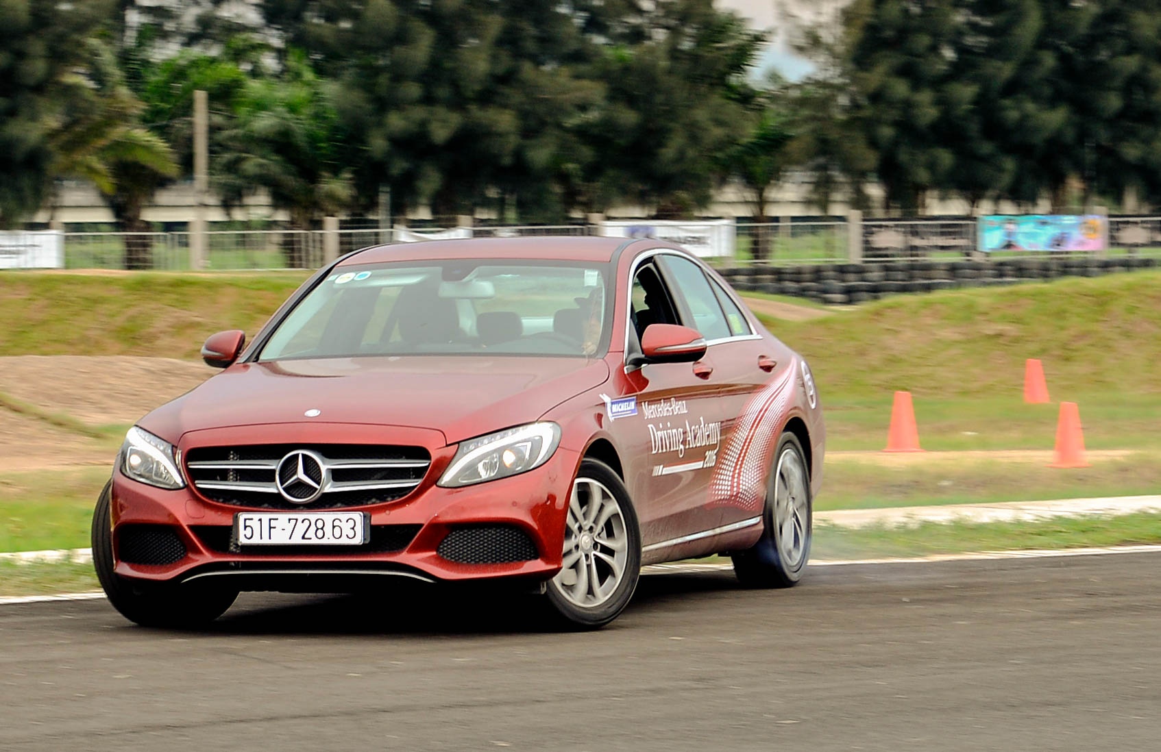 Lái Mercedes ở trường đua Happy Land  ảnh 1 Lai Mercedes o truong dua Happy Land anh 1