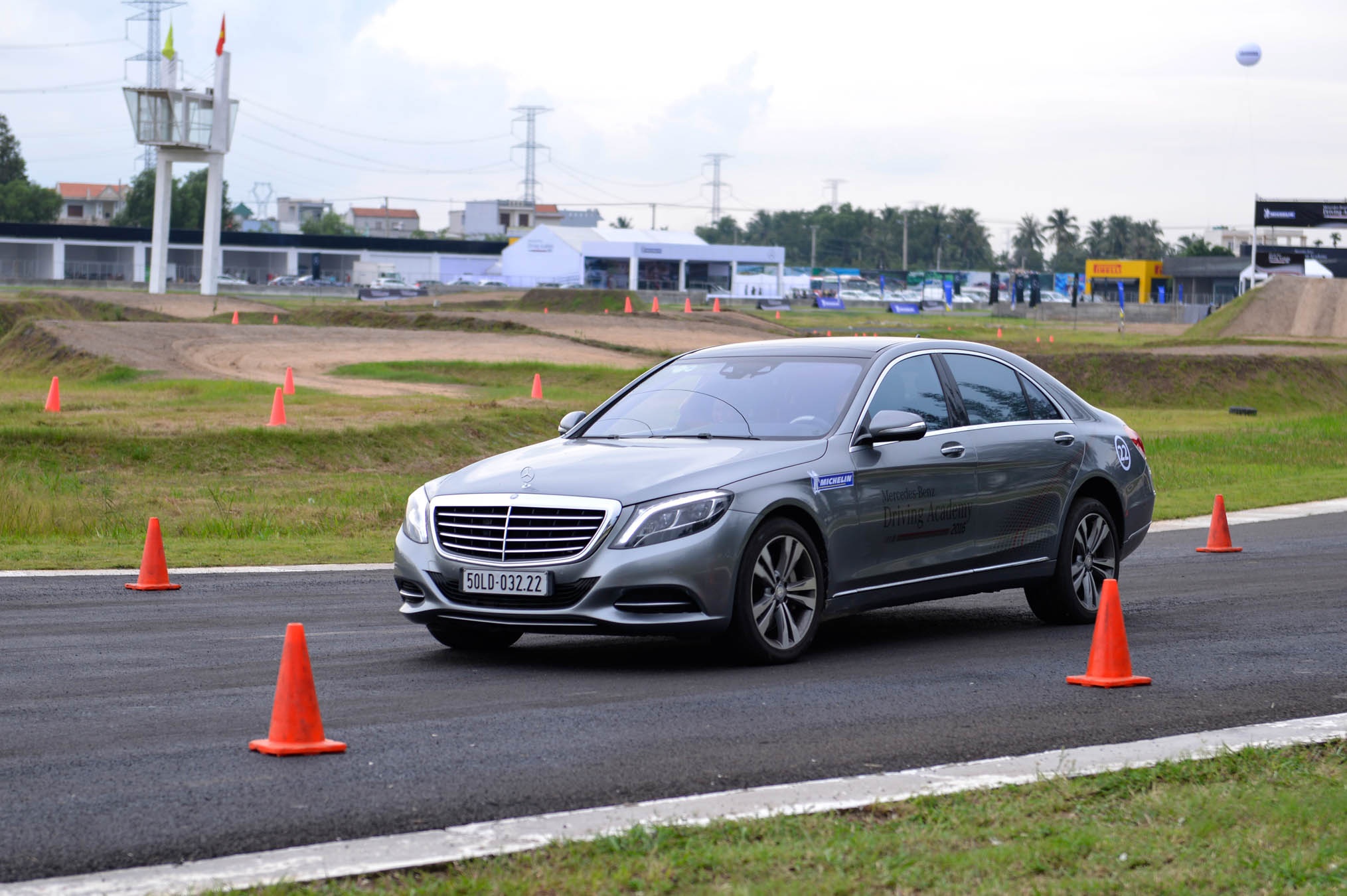 Lái Mercedes ở trường đua Happy Land  ảnh 2 Lai Mercedes o truong dua Happy Land anh 2