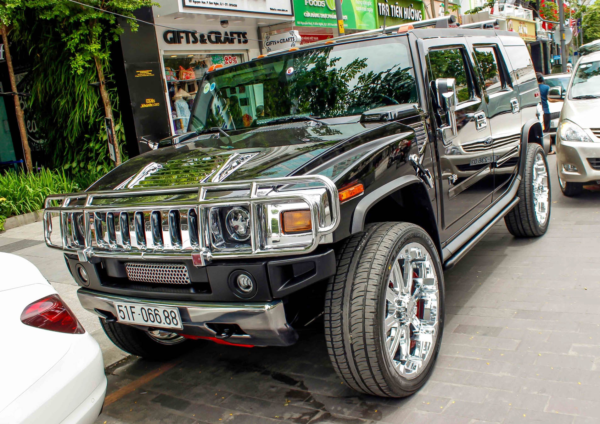 Hummer H2 tren pho di bo Nguyen Hue anh 3