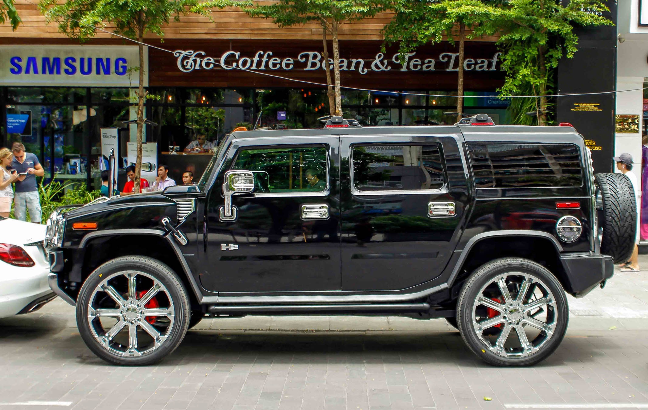 Hummer H2 tren pho di bo Nguyen Hue anh 4