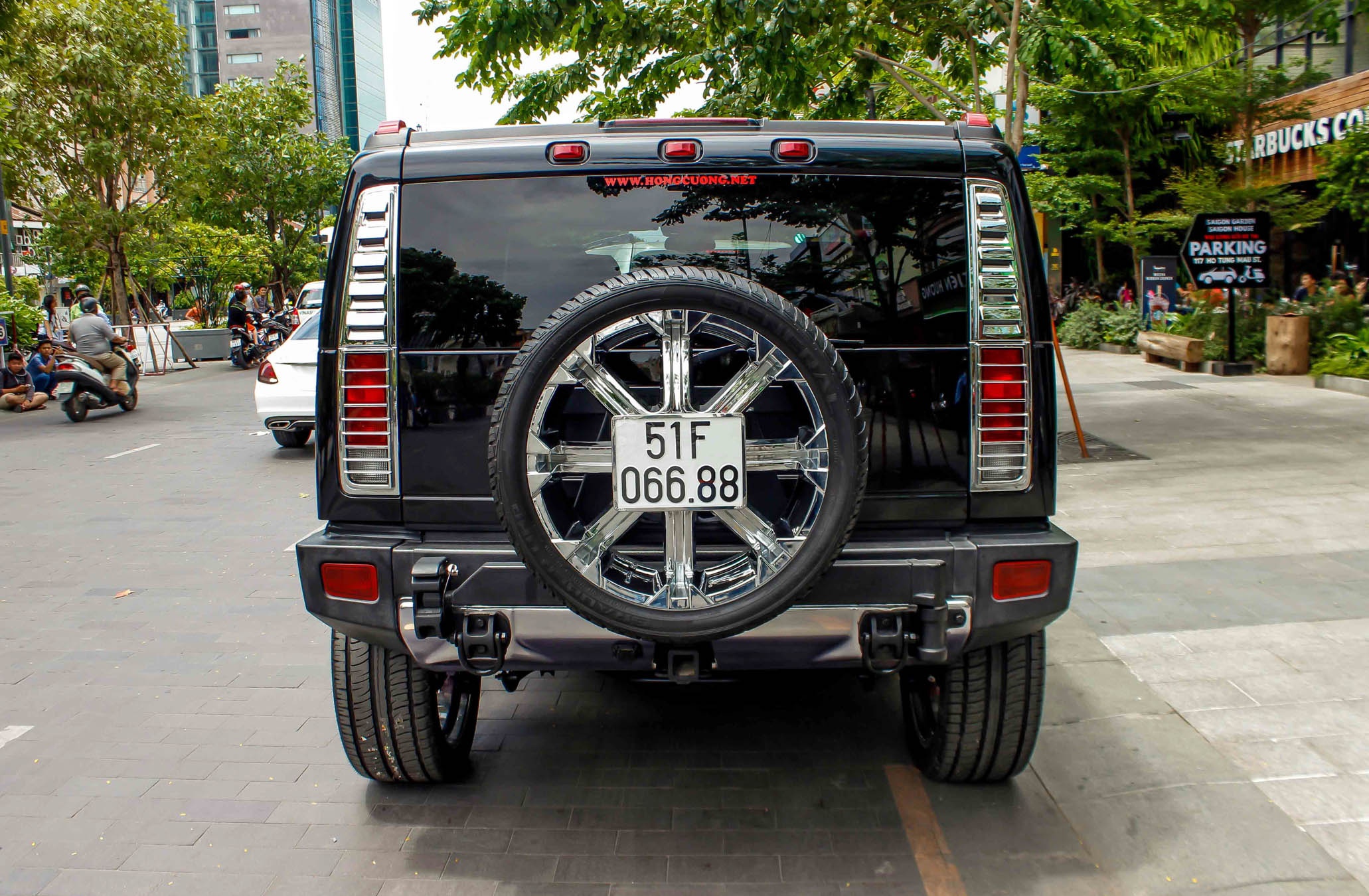 Hummer H2 tren pho di bo Nguyen Hue anh 5