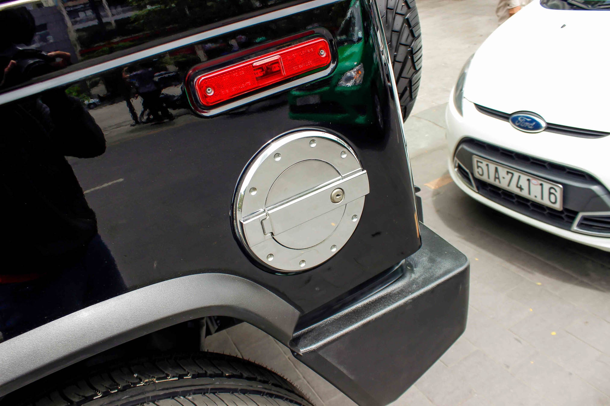 Hummer H2 tren pho di bo Nguyen Hue anh 8