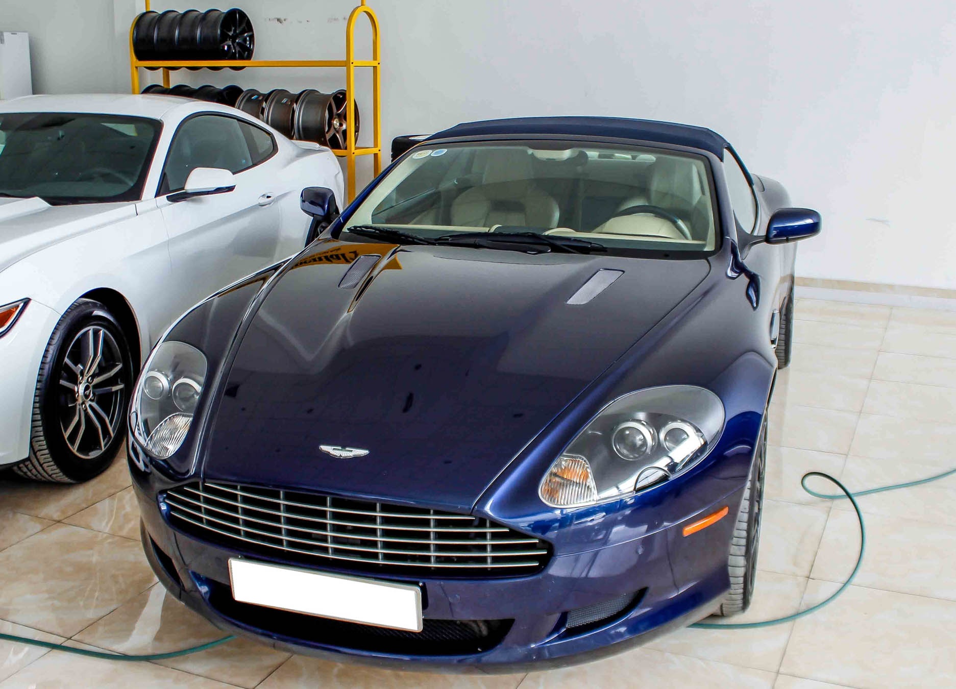 Aston Martin DB9 tai Viet Nam anh 1