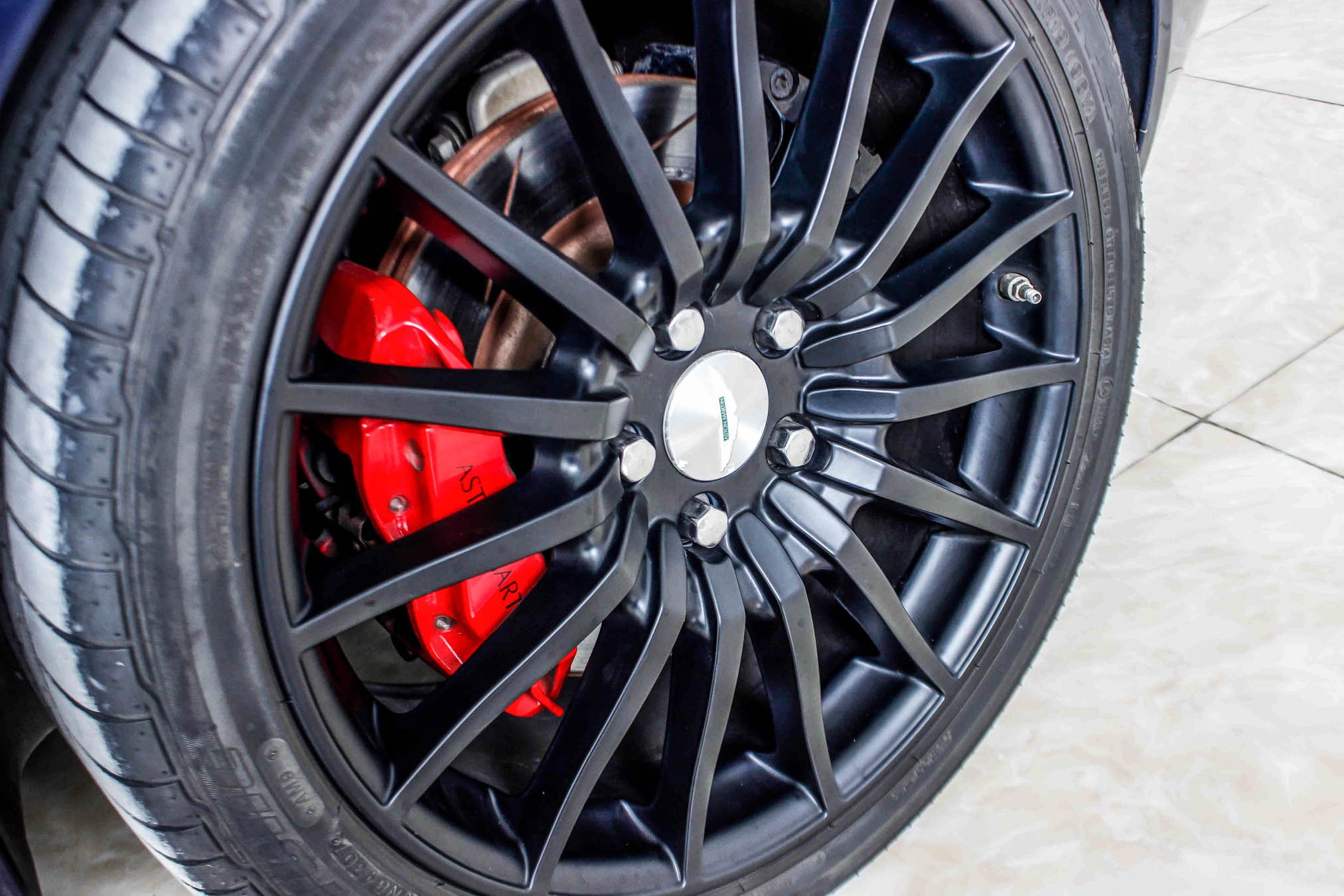 Aston Martin DB9 tai Viet Nam anh 10