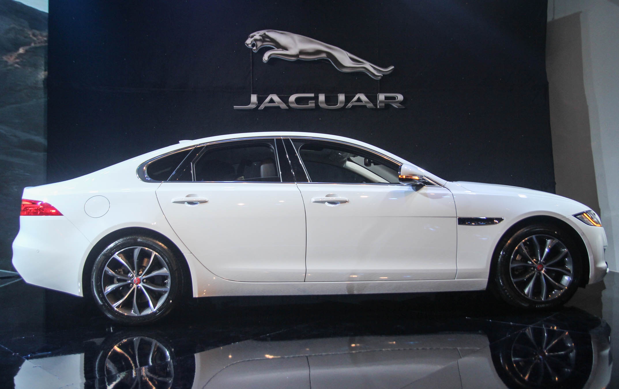 Jaguar XF - doi thu Mercedes E-Class ra mat tai Viet Nam hinh anh