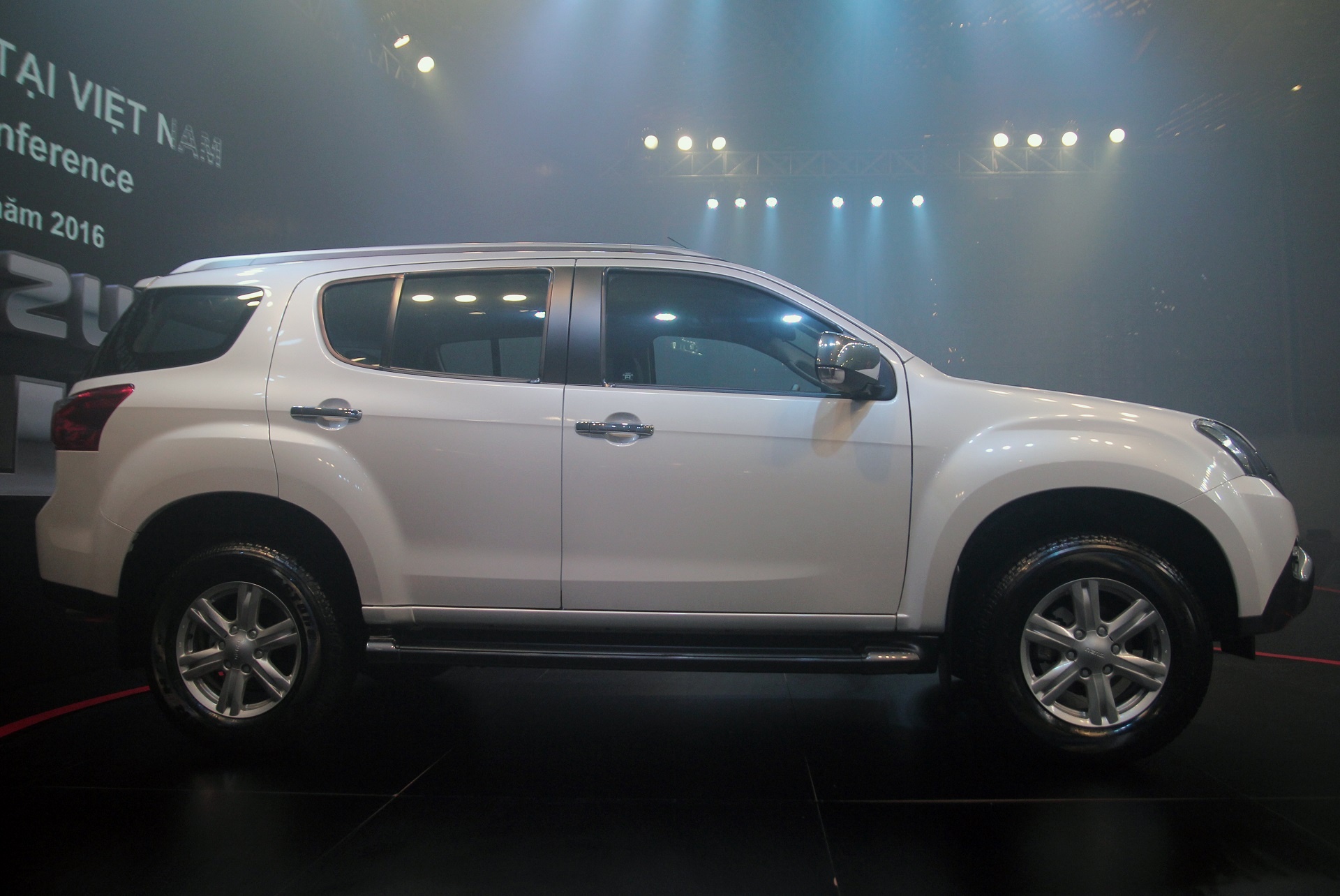 Isuzu MU-X, doi thu Fortuner gia tu 899 trieu tai Viet Nam hinh anh