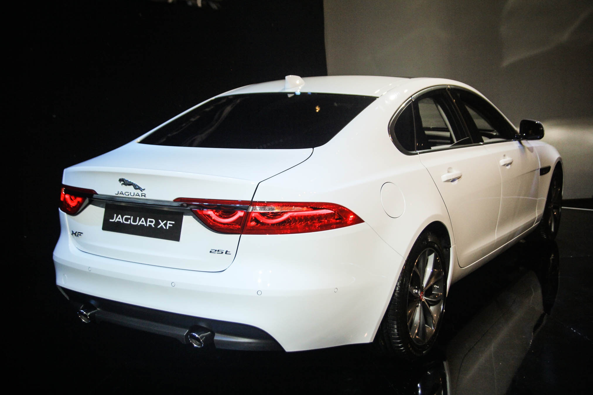 Jaguar XF ra mat tai Viet Nam anh 3