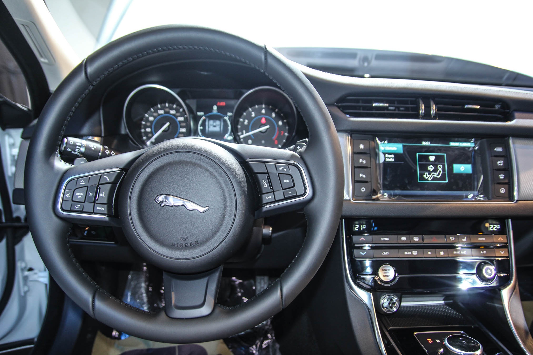 Jaguar XF ra mat tai Viet Nam anh 10