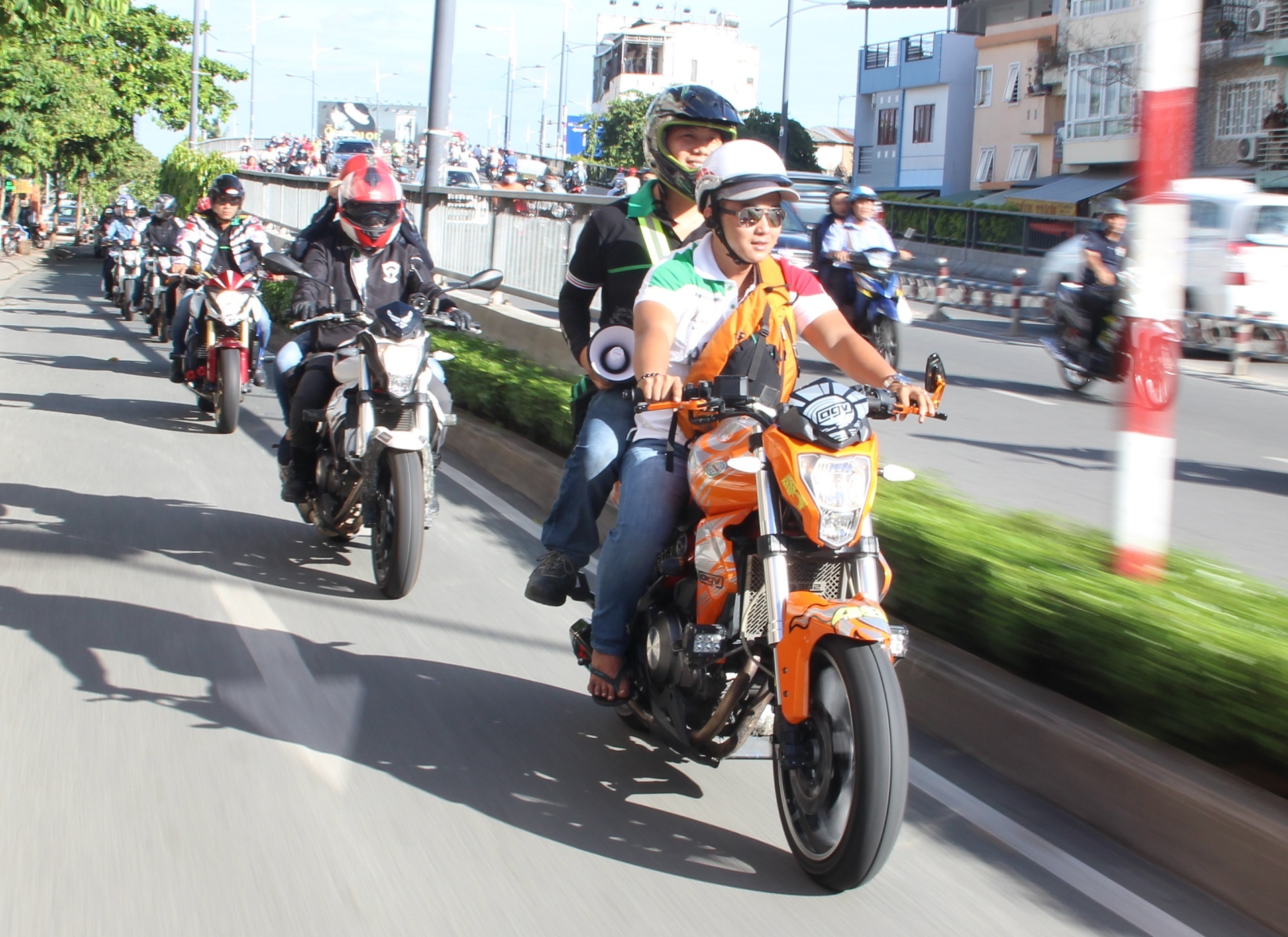 Hang chuc moto phan khoi lon tren duong pho Sai Gon hinh anh