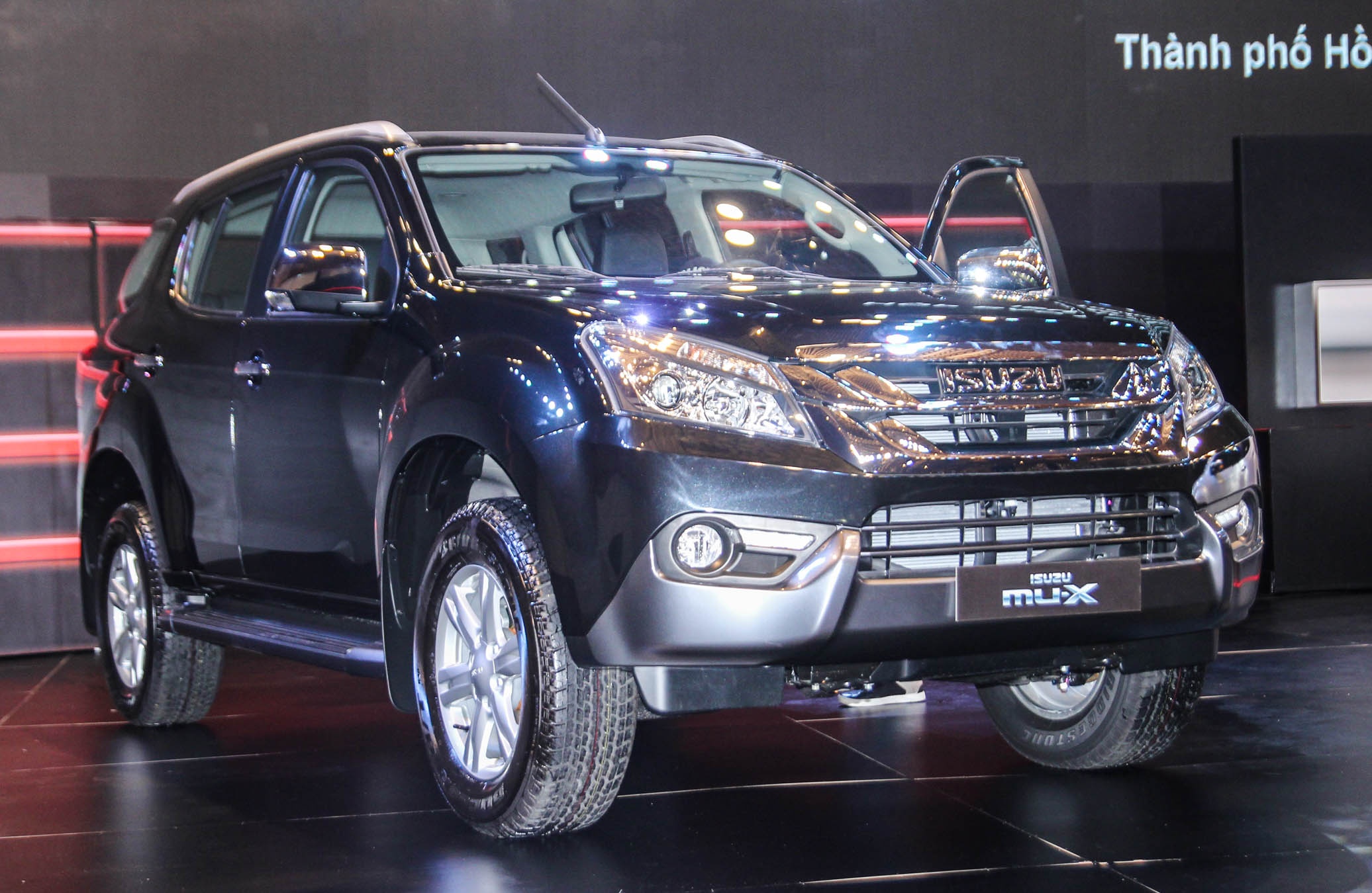 Chi tiet Isuzu MU-X: Doi thu gia mem cua Toyota Fortuner hinh anh