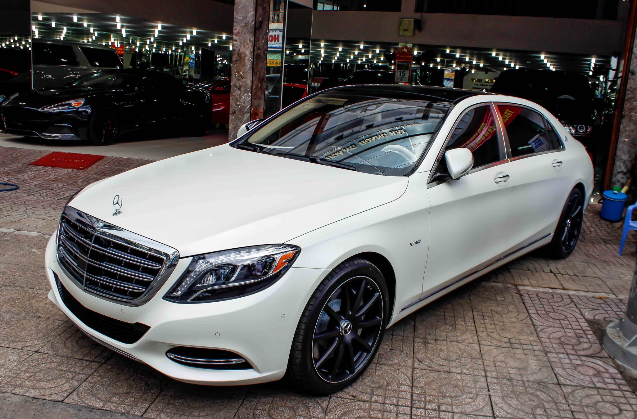 Xe sieu sang Maybach S600 trang mo do mam o Sai Gon hinh anh
