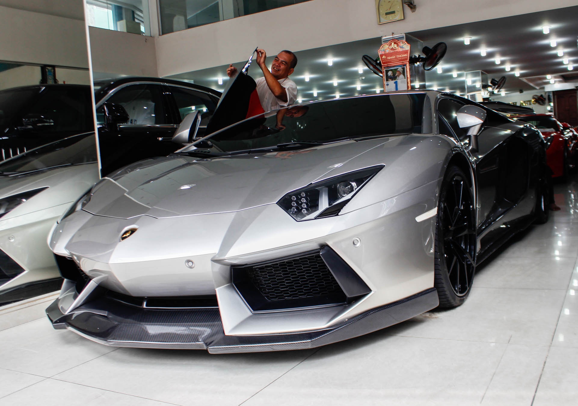 Lamborghini Aventador ban do dau tien ve Viet Nam hinh anh