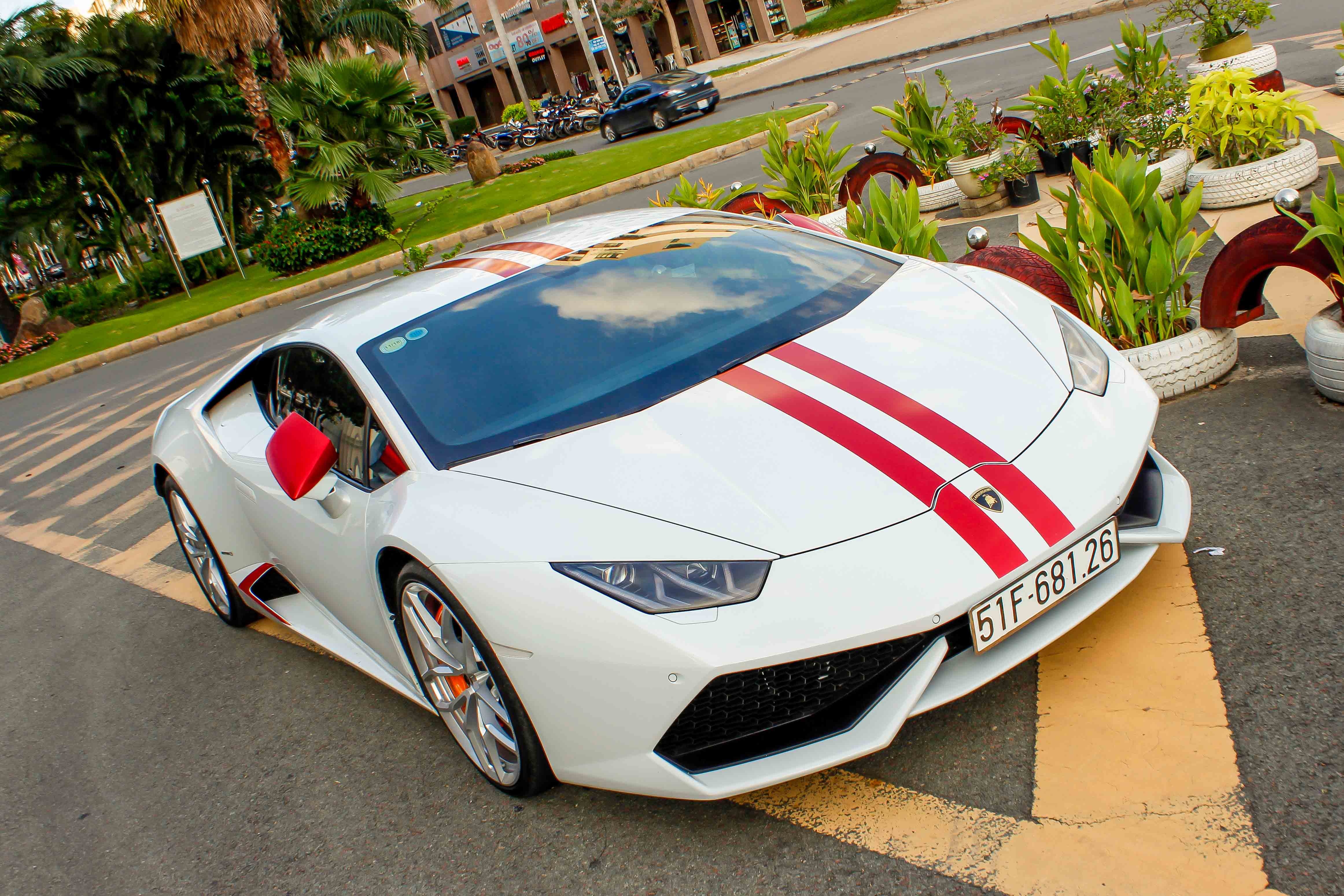 Hai chiec Huracan chinh hang dao pho Sai Gon hinh anh