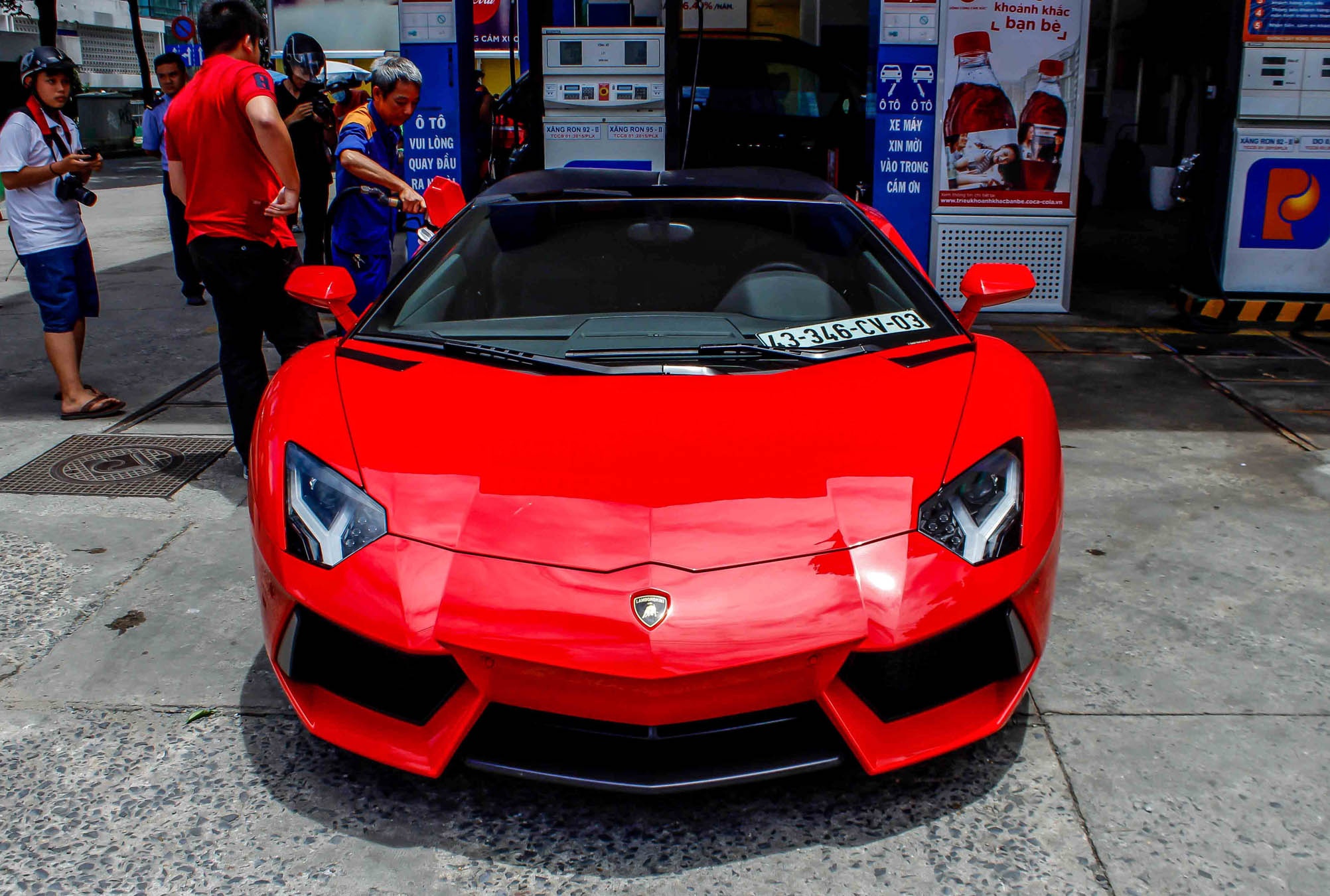 Sieu xe Aventador Roadster di do xang o Sai Gon hinh anh