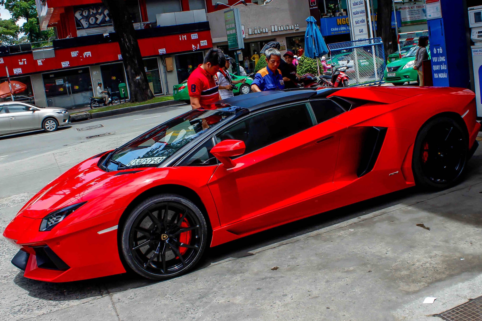 Aventador Roadster o Sai Gon anh 2