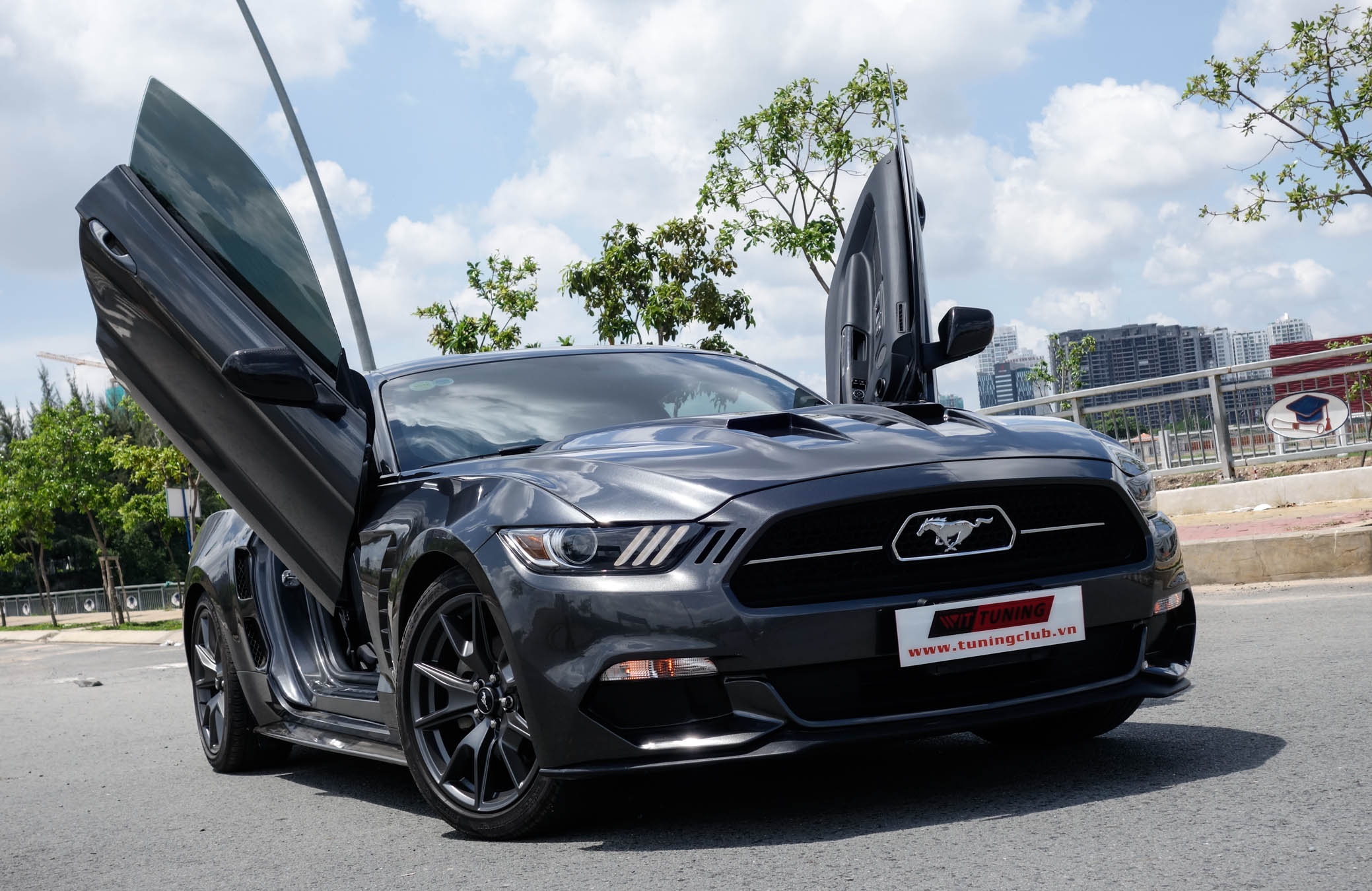 Ford Mustang do kieu Lamborghini het 250 trieu dong hinh anh