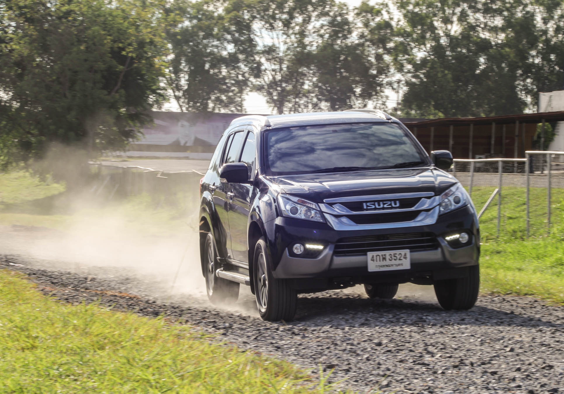 Danh gia Isuzu mu-X, SUV 960 trieu nhap khau tu Thai Lan hinh anh