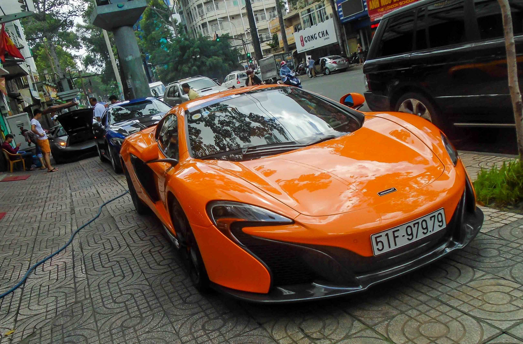 3 sieu xe cua Minh Nhua xuat hien o cua hang ban xe hinh anh