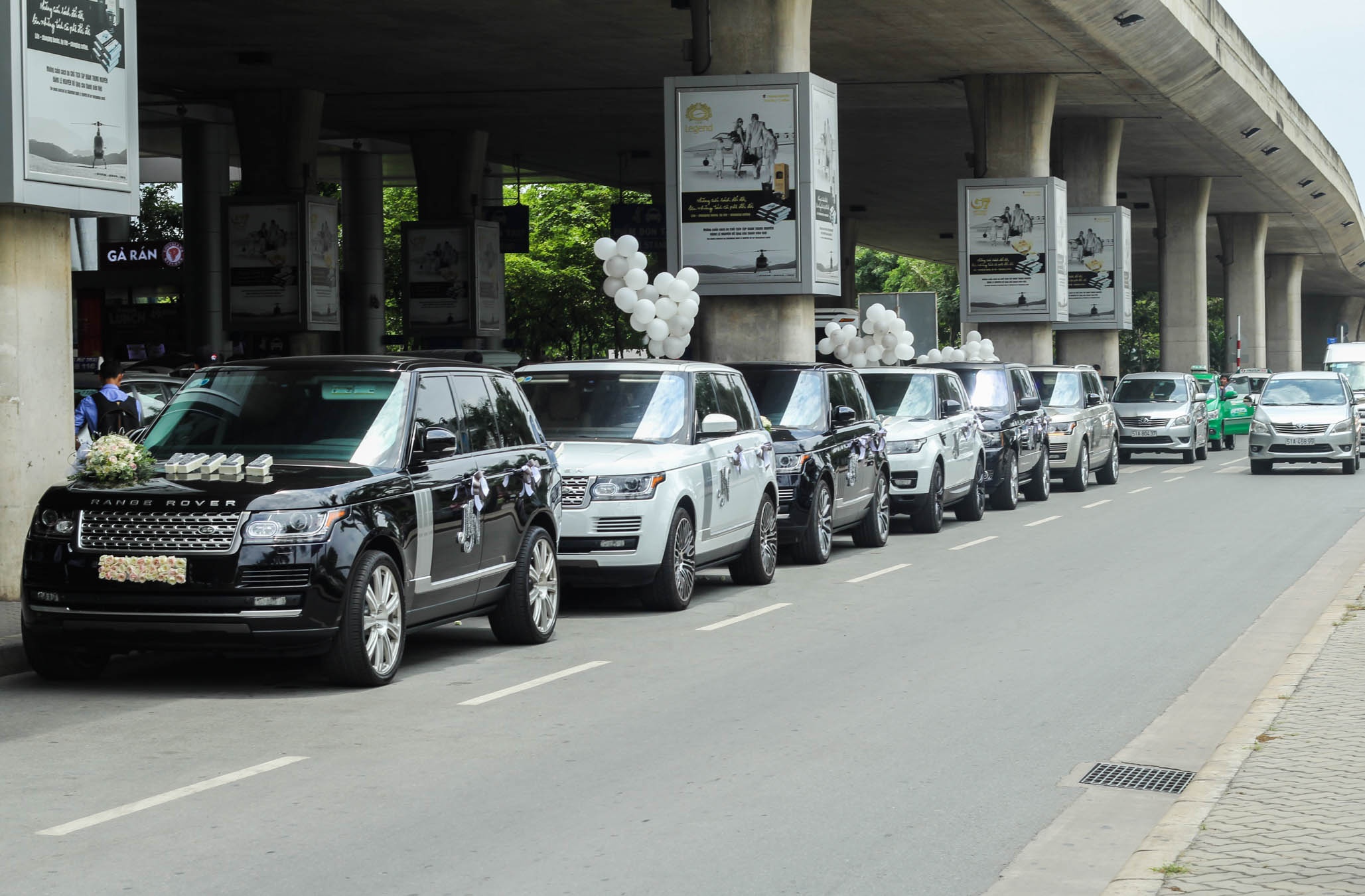 Minh Nhua don vo o san bay anh 1