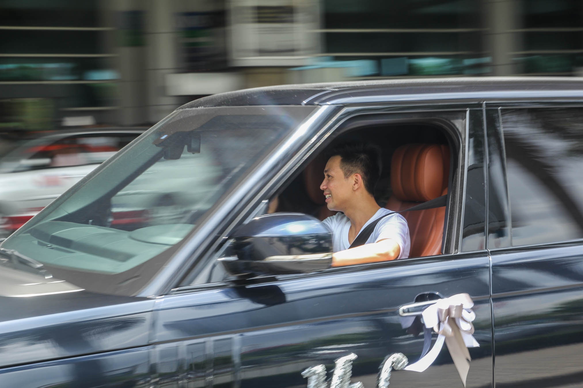 Minh Nhua don vo o san bay anh 7