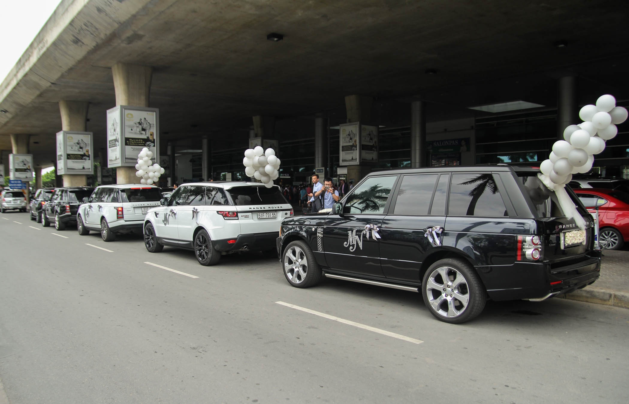 Minh Nhua don vo o san bay anh 2