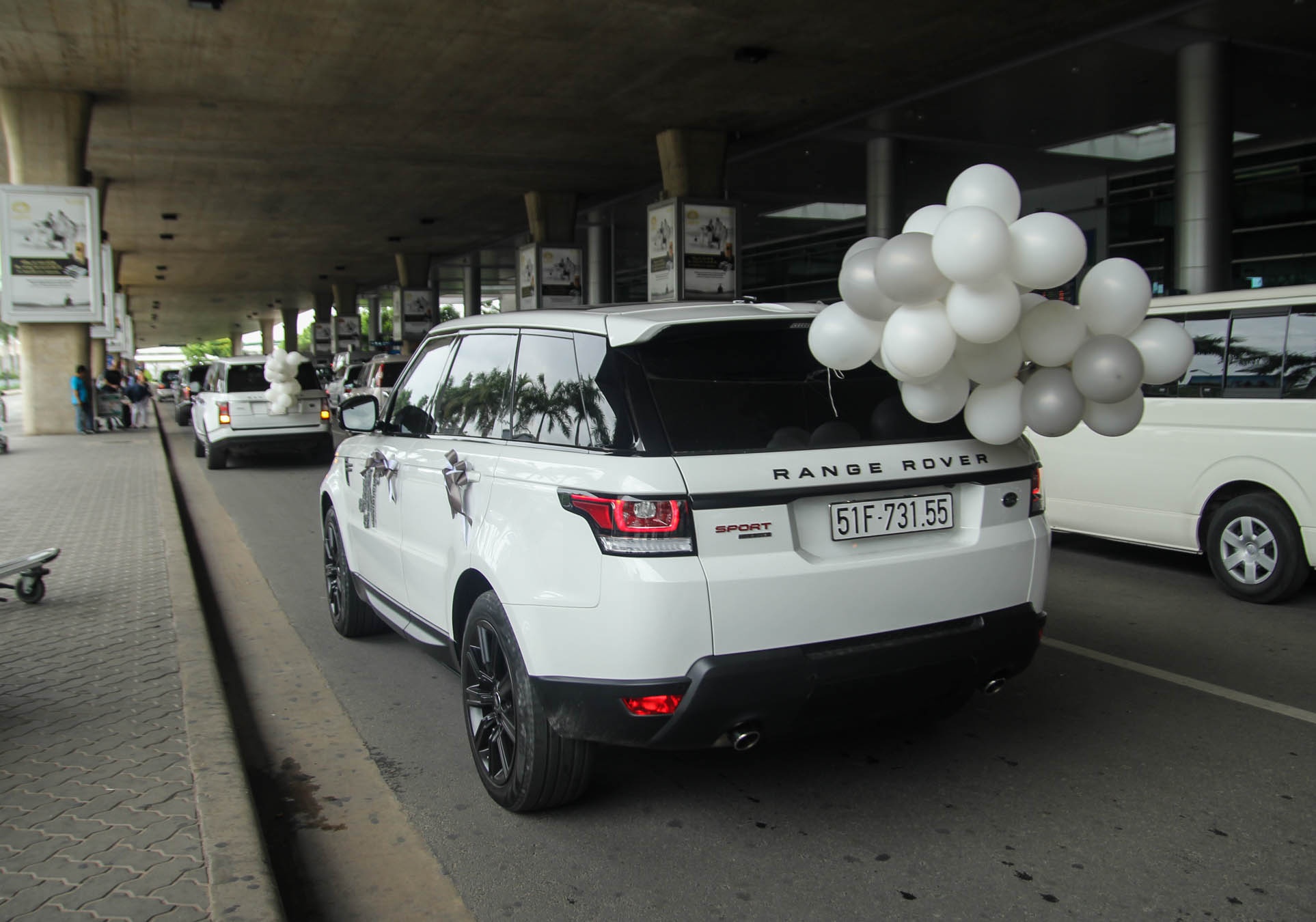 Minh Nhua don vo o san bay anh 3