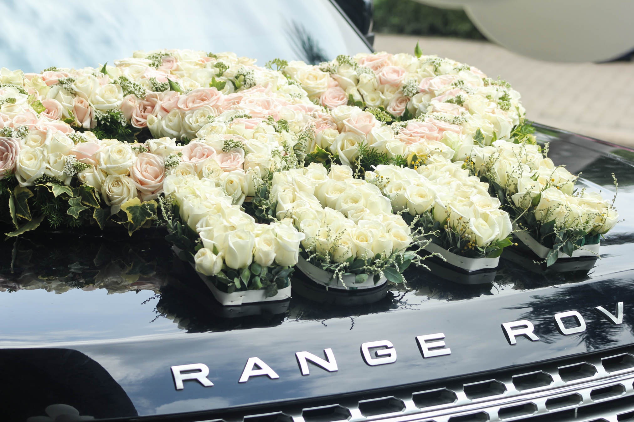 Minh Nhua don vo o san bay anh 5