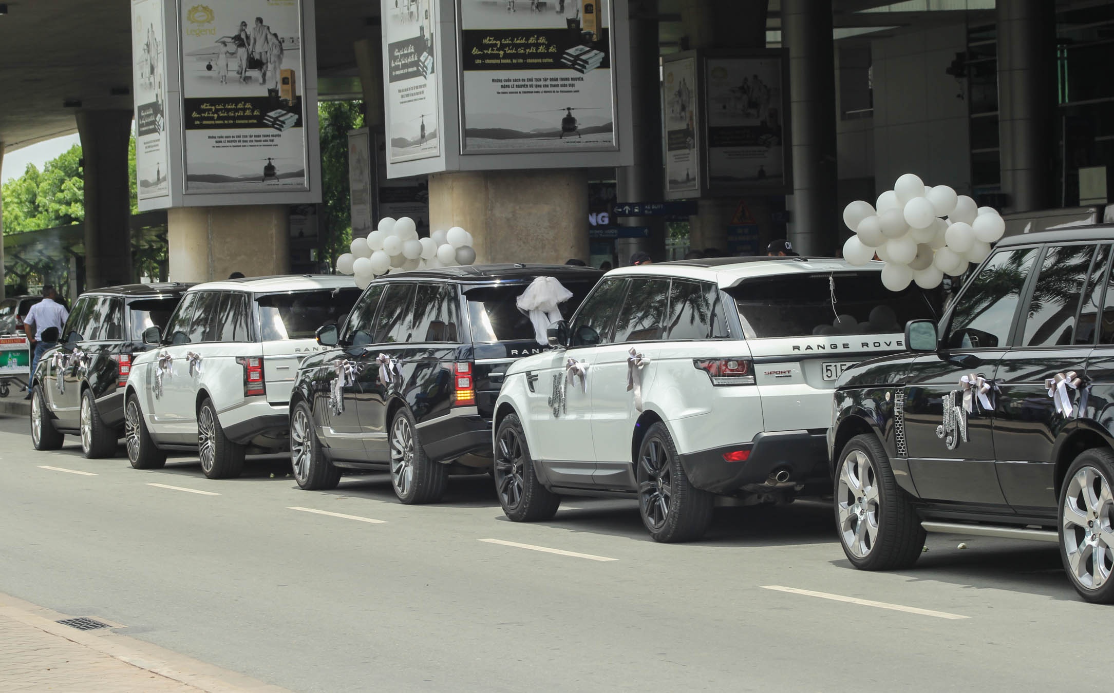 Minh Nhua don vo o san bay anh 6