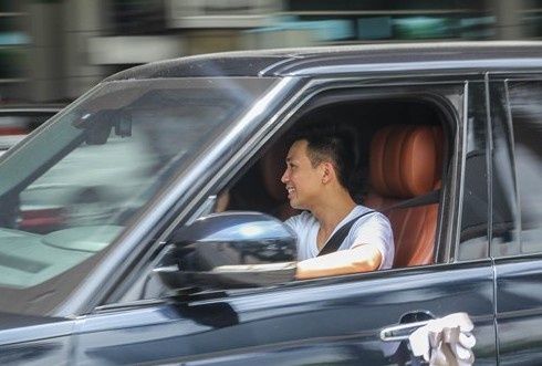 Minh Nhua don vo o san bay voi man nhay flashmob hinh anh