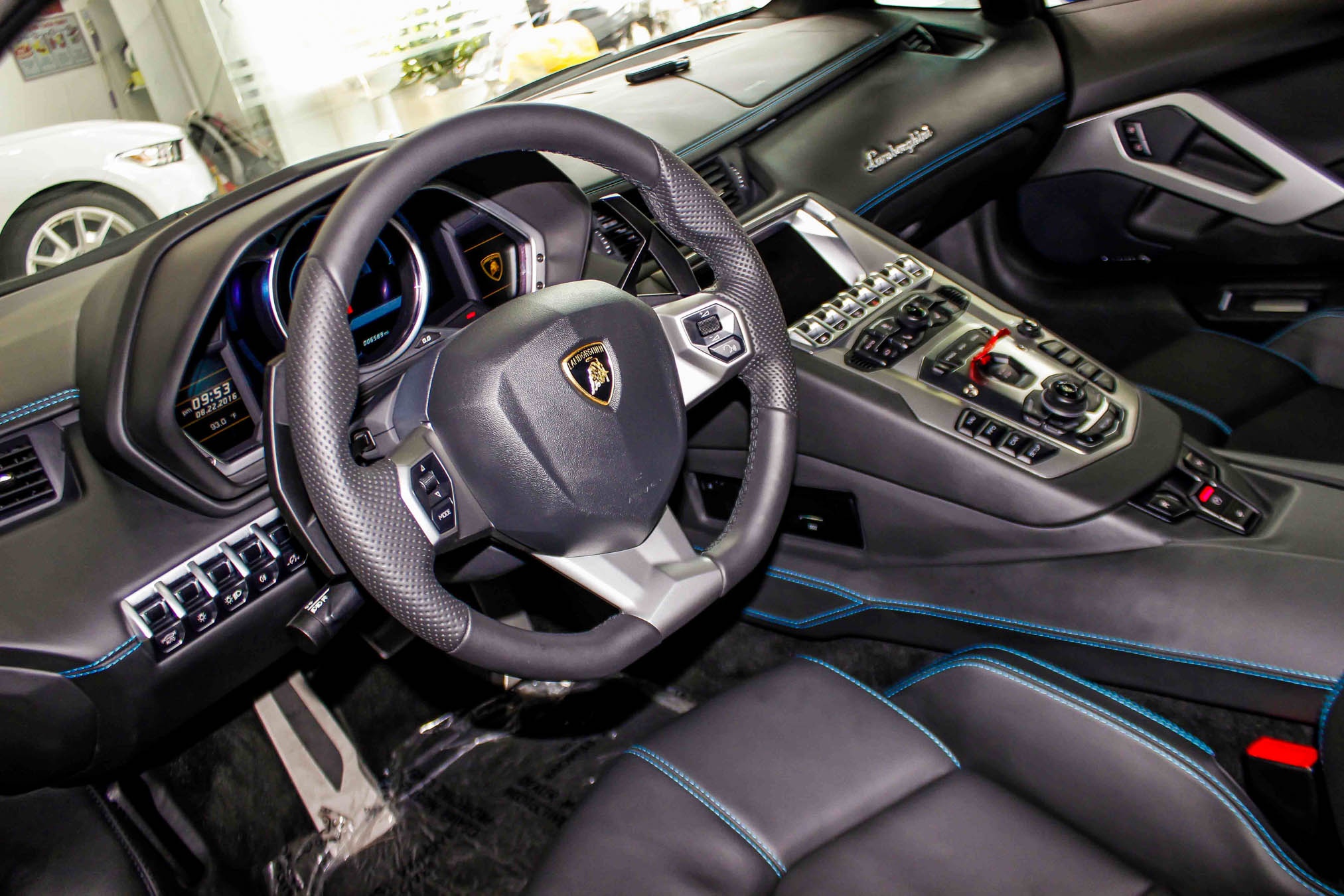 Lamborghini Aventador mau hiem anh 8