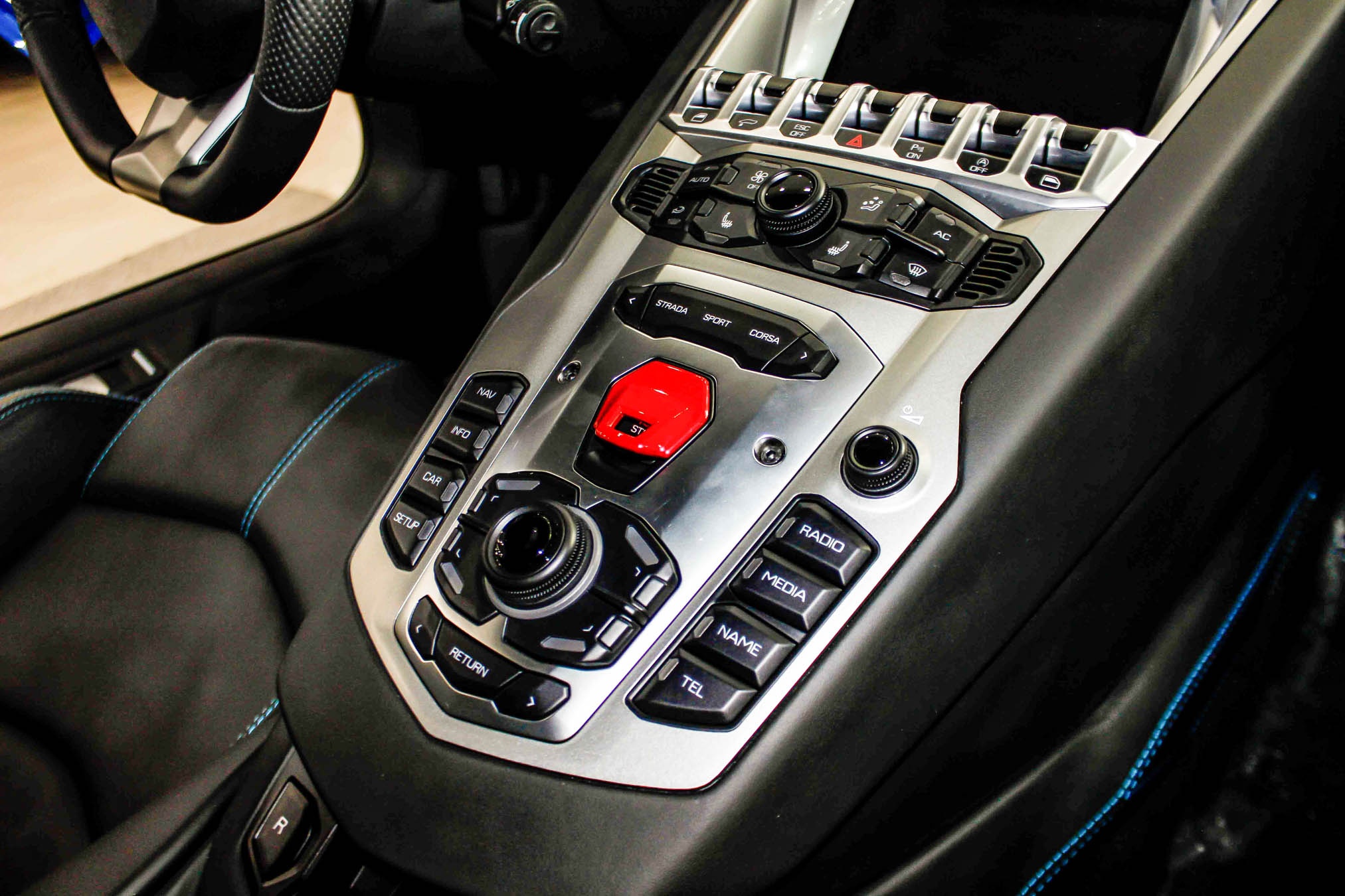 Lamborghini Aventador mau hiem anh 9