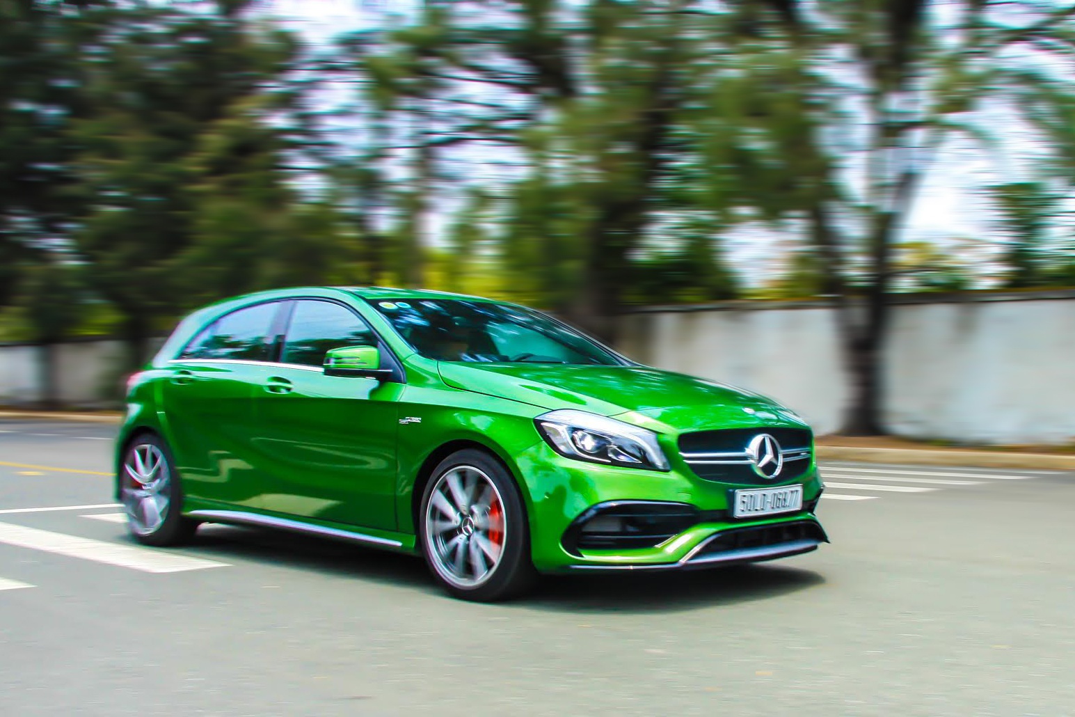 Chay thu xe the thao Mercedes A45 AMG gia 2,3 ty dong o VN hinh anh