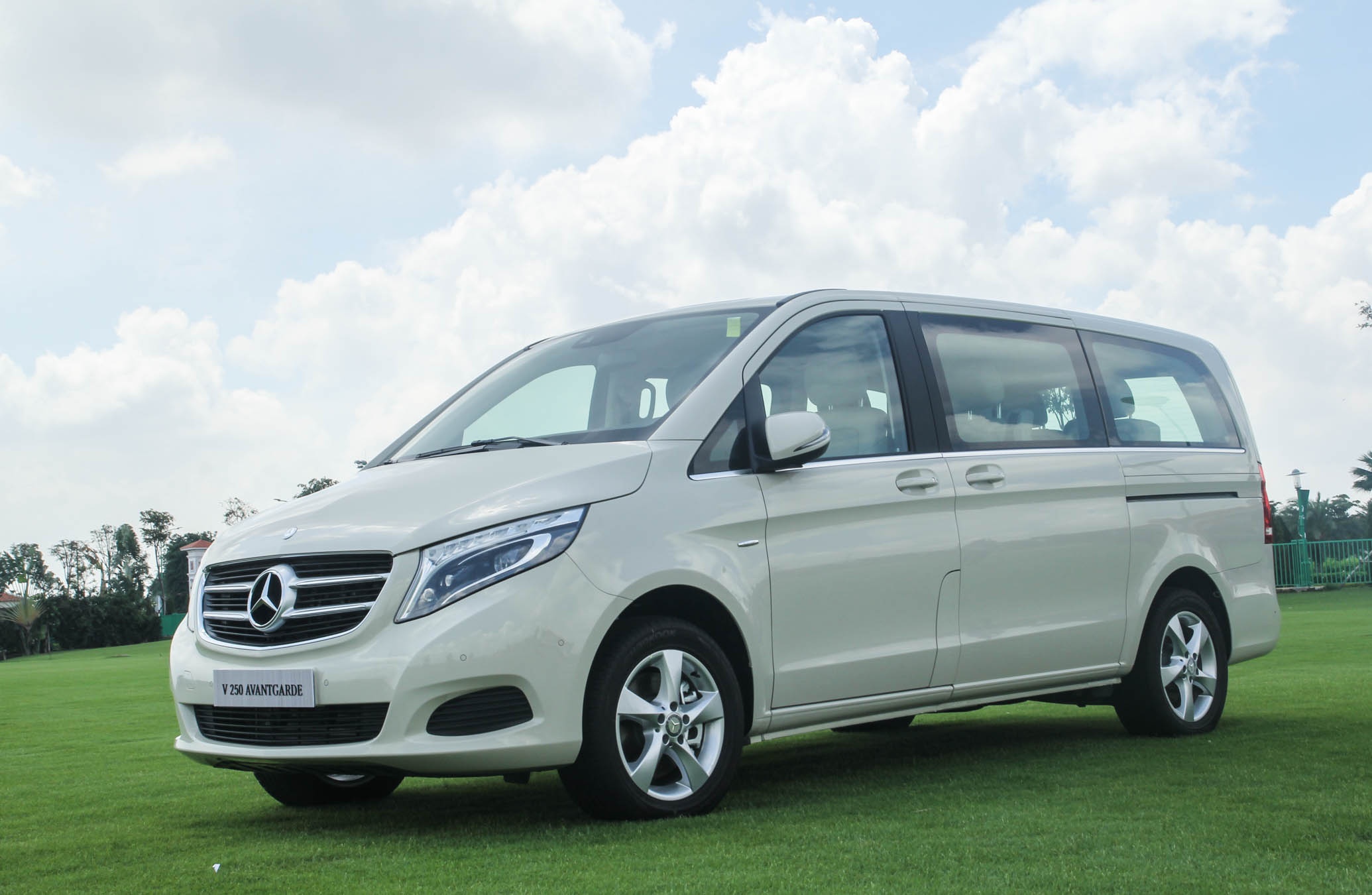 Chi tiet Mercedes V 250 gia 2,5 ty dong tai Viet Nam hinh anh