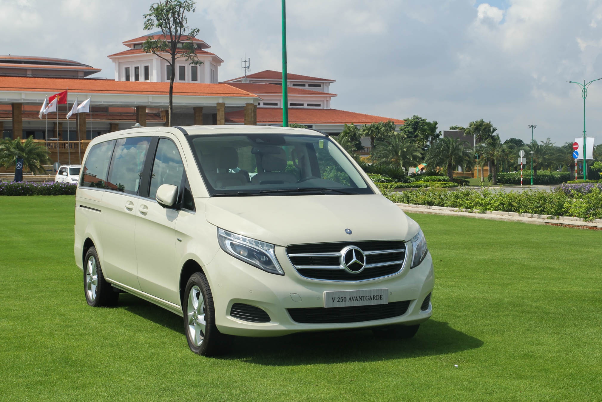 Mercedes V 250 ra mat tai Viet Nam anh 1
